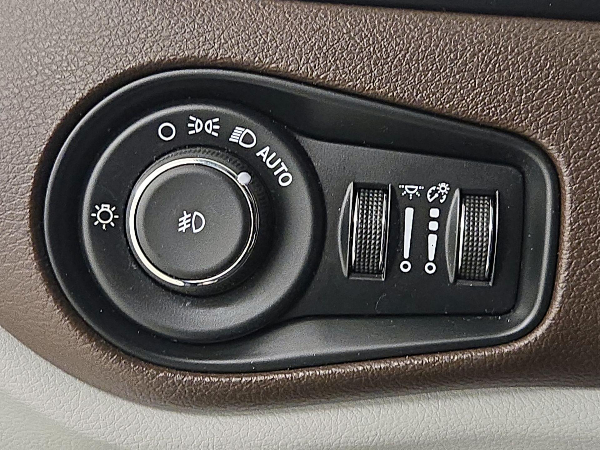 Thumbnail: 2016 Jeep Renegade - 13