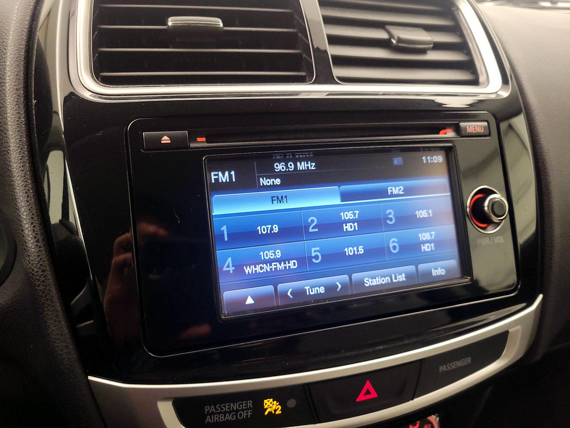 Thumbnail: 2015 Mitsubishi Outlander Sport - 15