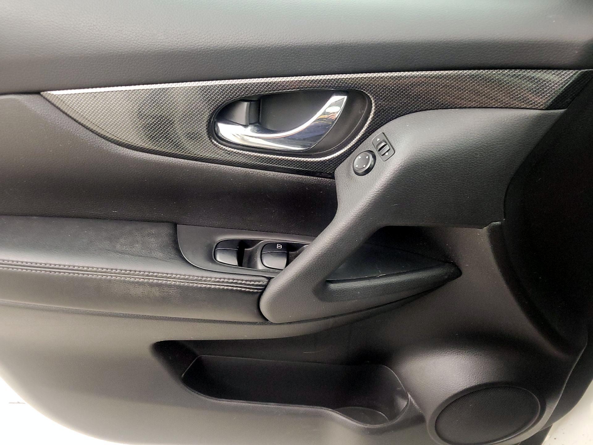 Thumbnail: 2016 Nissan Rogue - 12