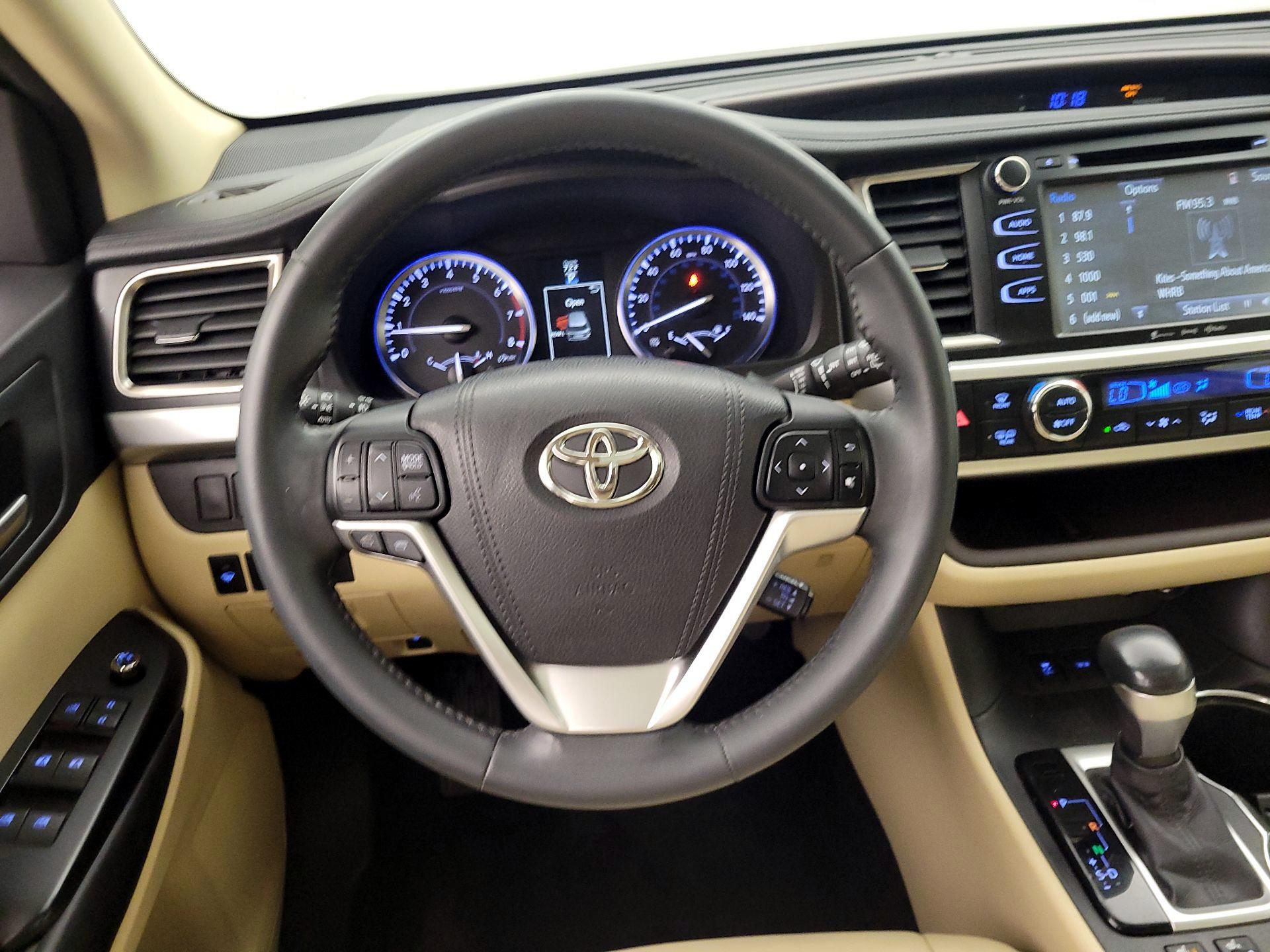 Thumbnail: 2016 Toyota Highlander - 10