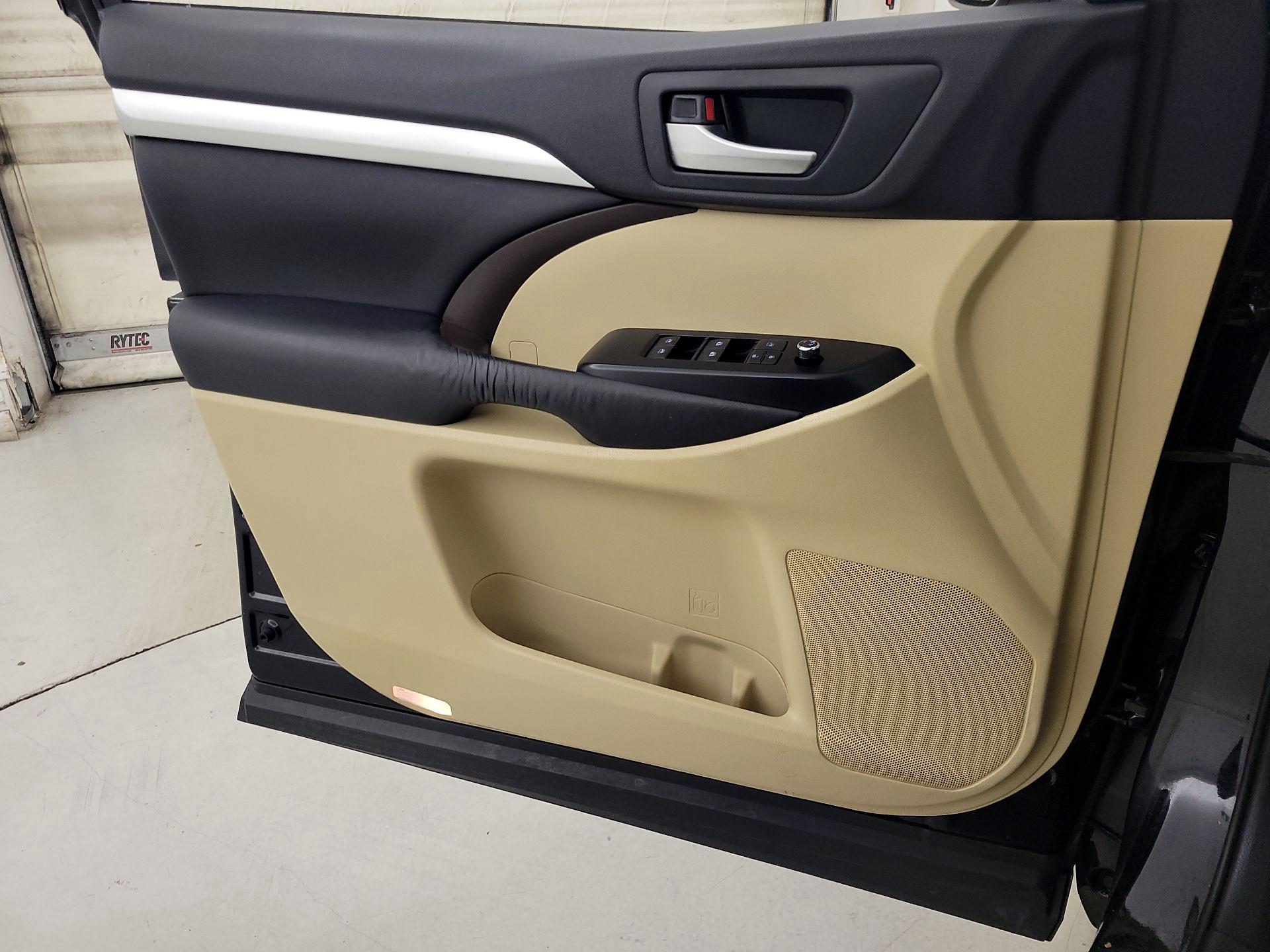 Thumbnail: 2016 Toyota Highlander - 12
