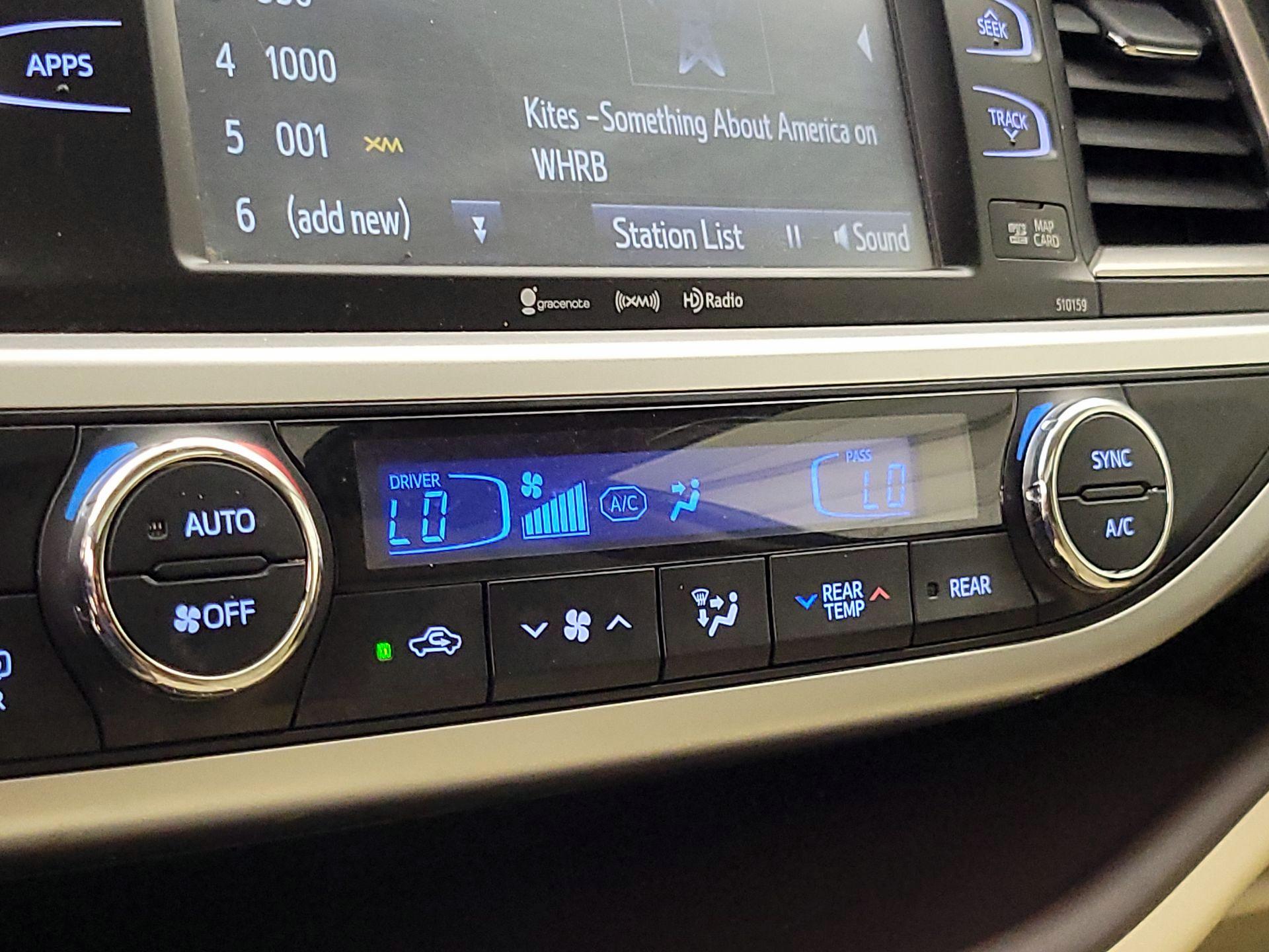 Thumbnail: 2016 Toyota Highlander - 16