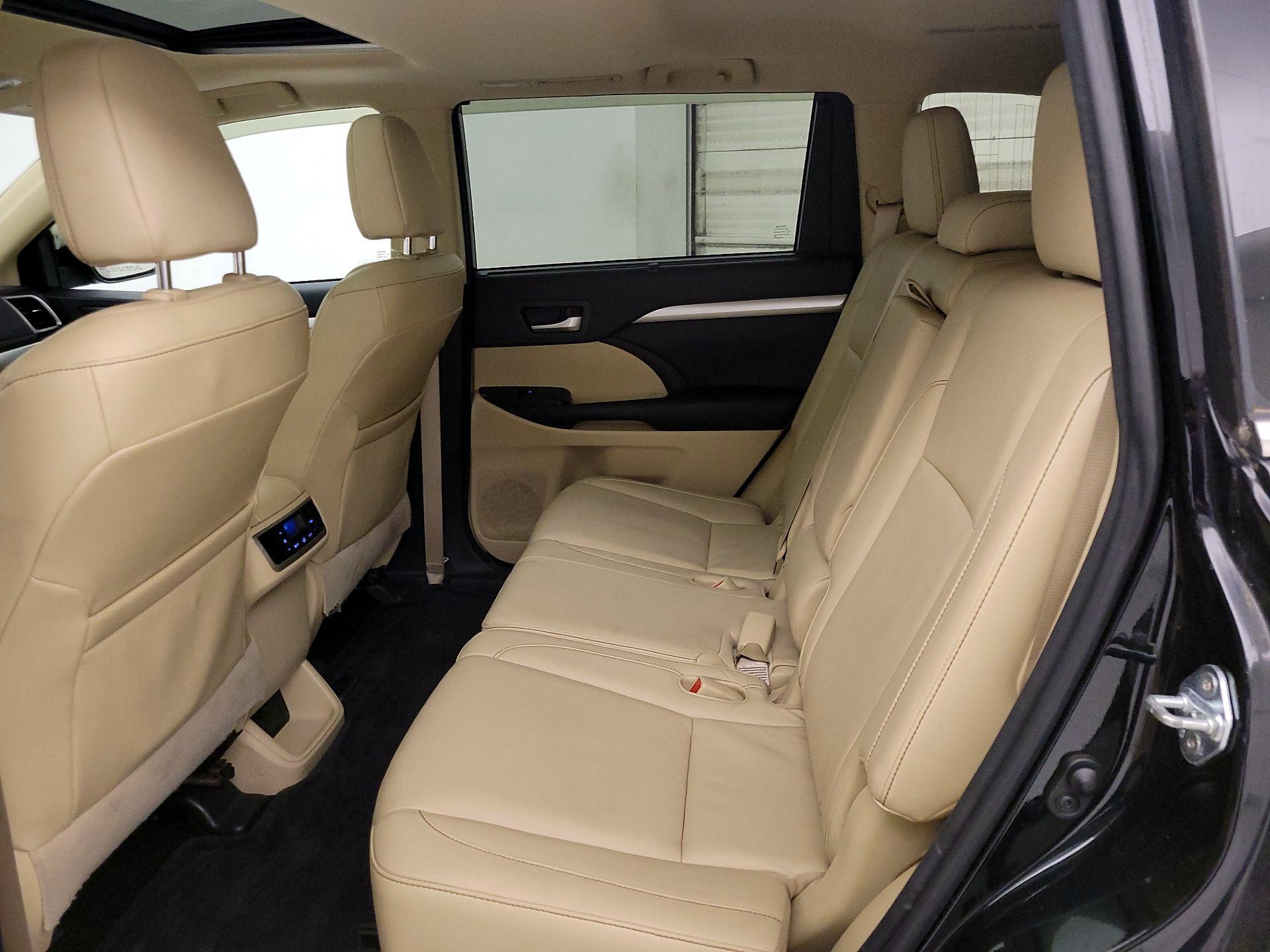 Thumbnail: 2016 Toyota Highlander - 20
