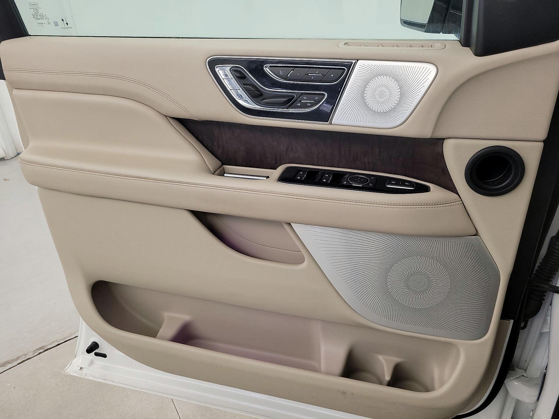 Thumbnail: 2020 Lincoln Navigator - 12