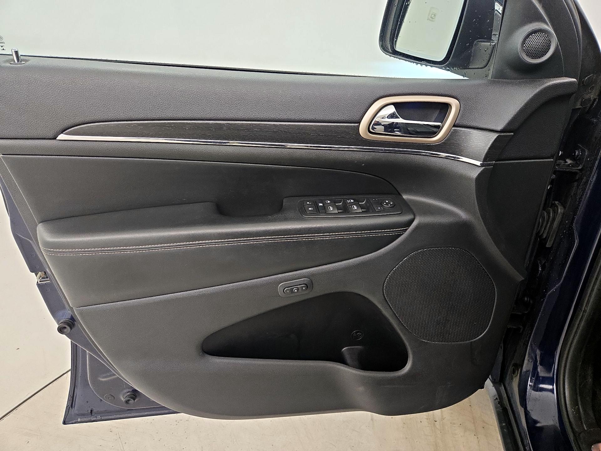 Thumbnail: 2015 Jeep Grand Cherokee - 12