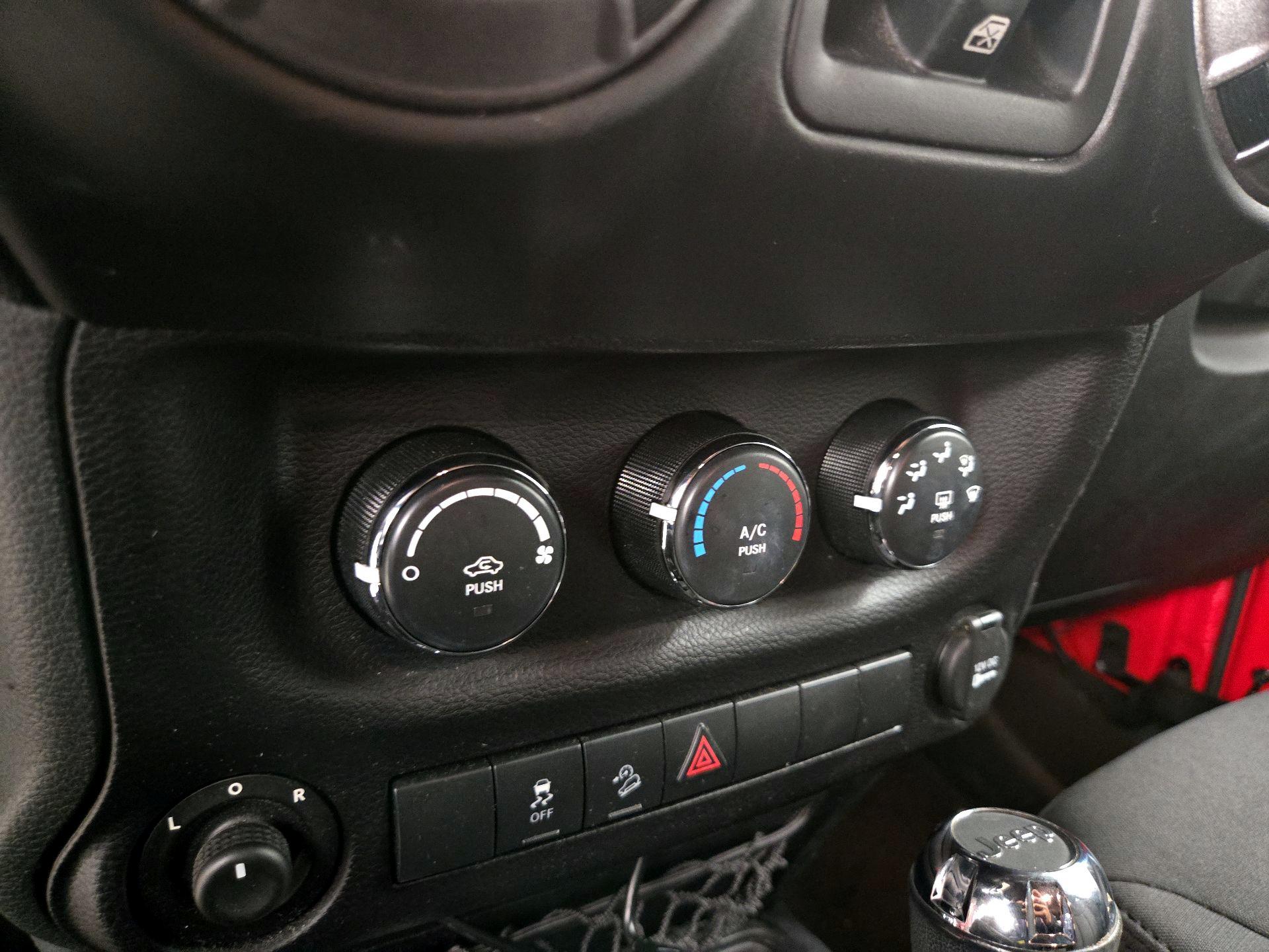 Thumbnail: 2015 Jeep Wrangler - 14