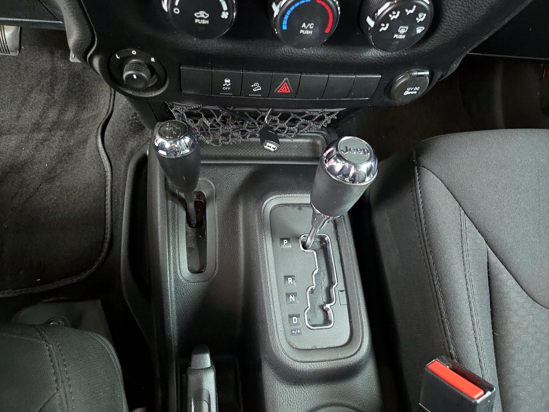 Thumbnail: 2015 Jeep Wrangler - 15