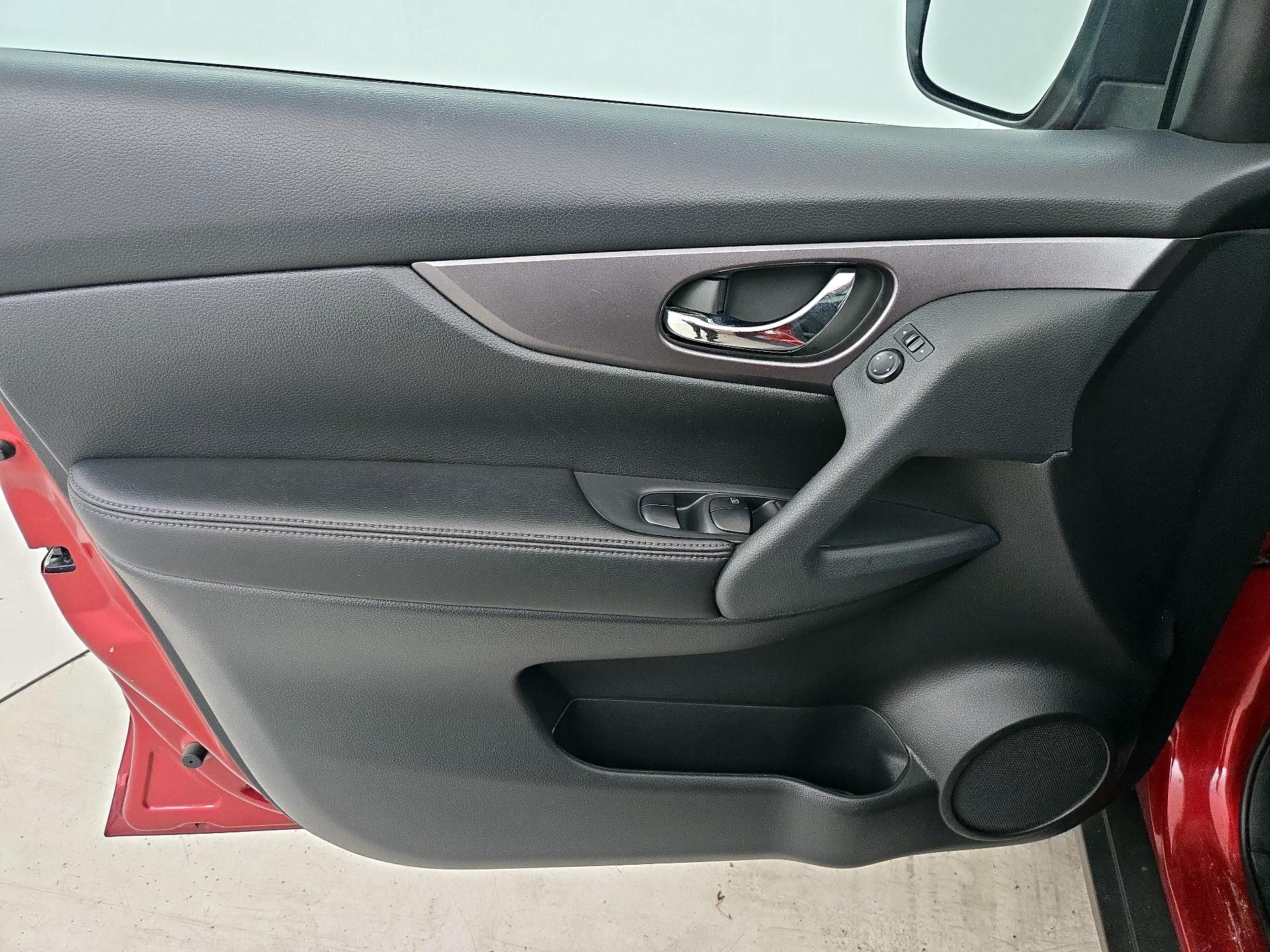 Thumbnail: 2015 Nissan Rogue - 12