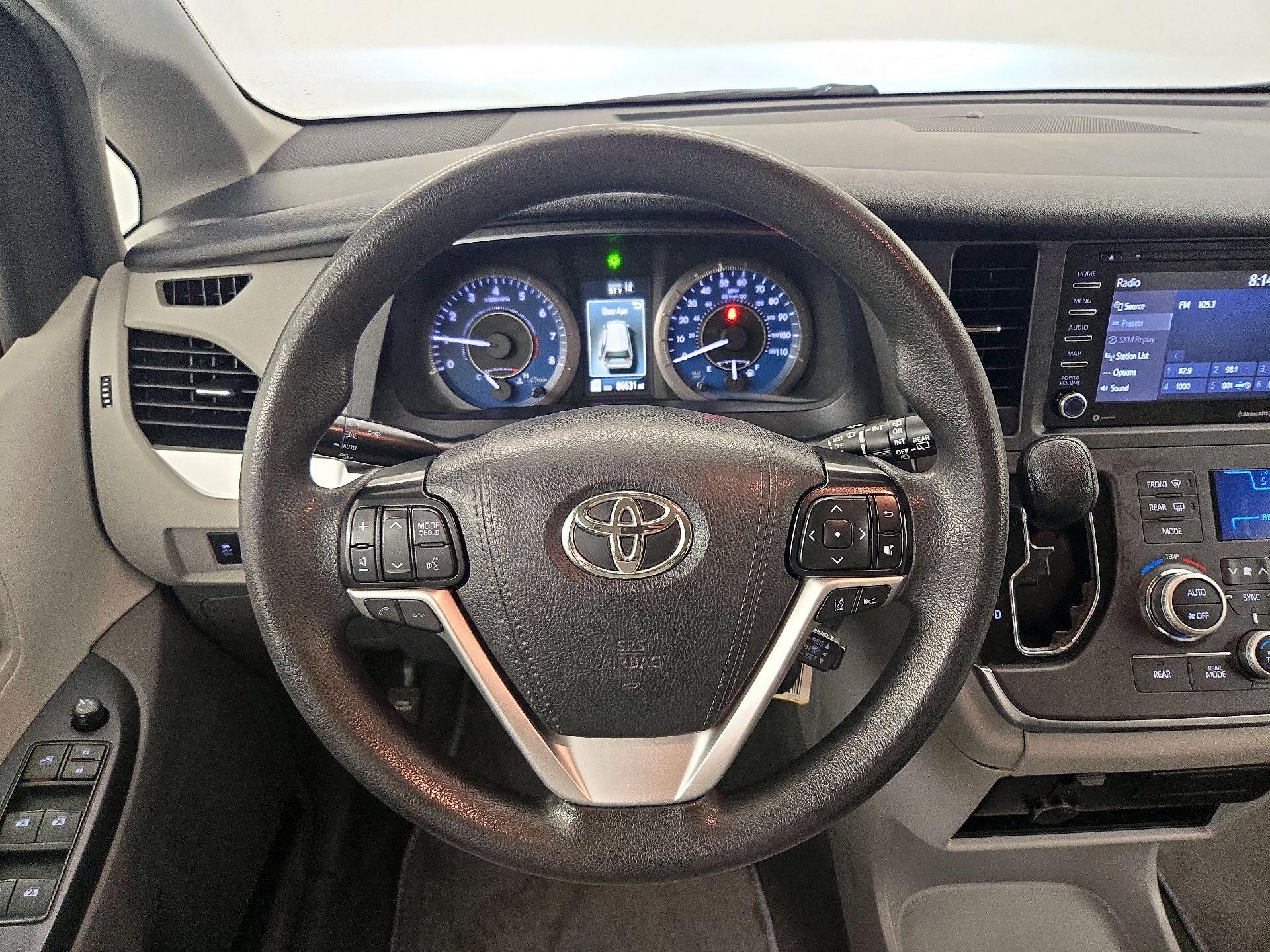 Thumbnail: 2019 Toyota Sienna - 10