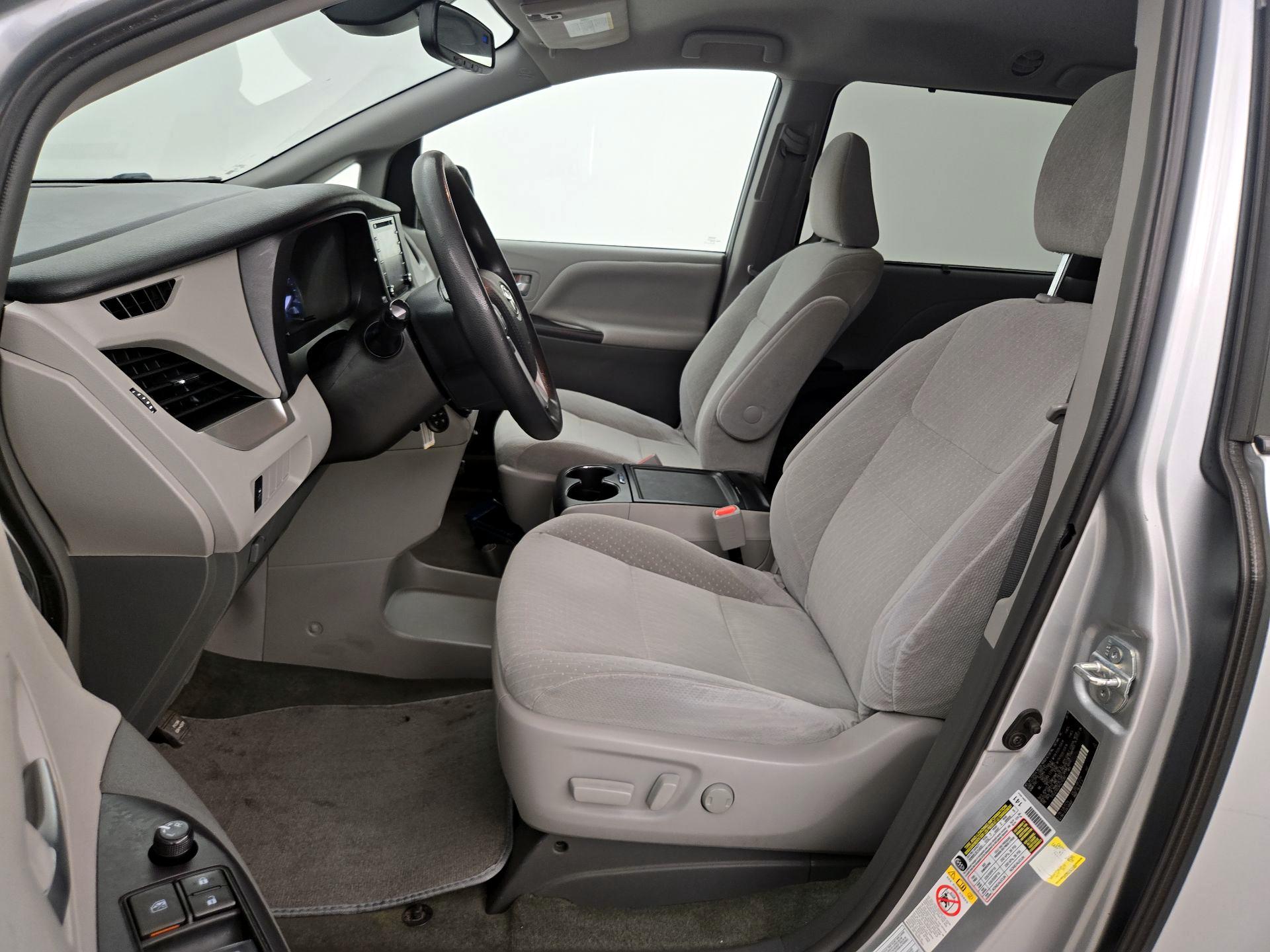Thumbnail: 2019 Toyota Sienna - 11