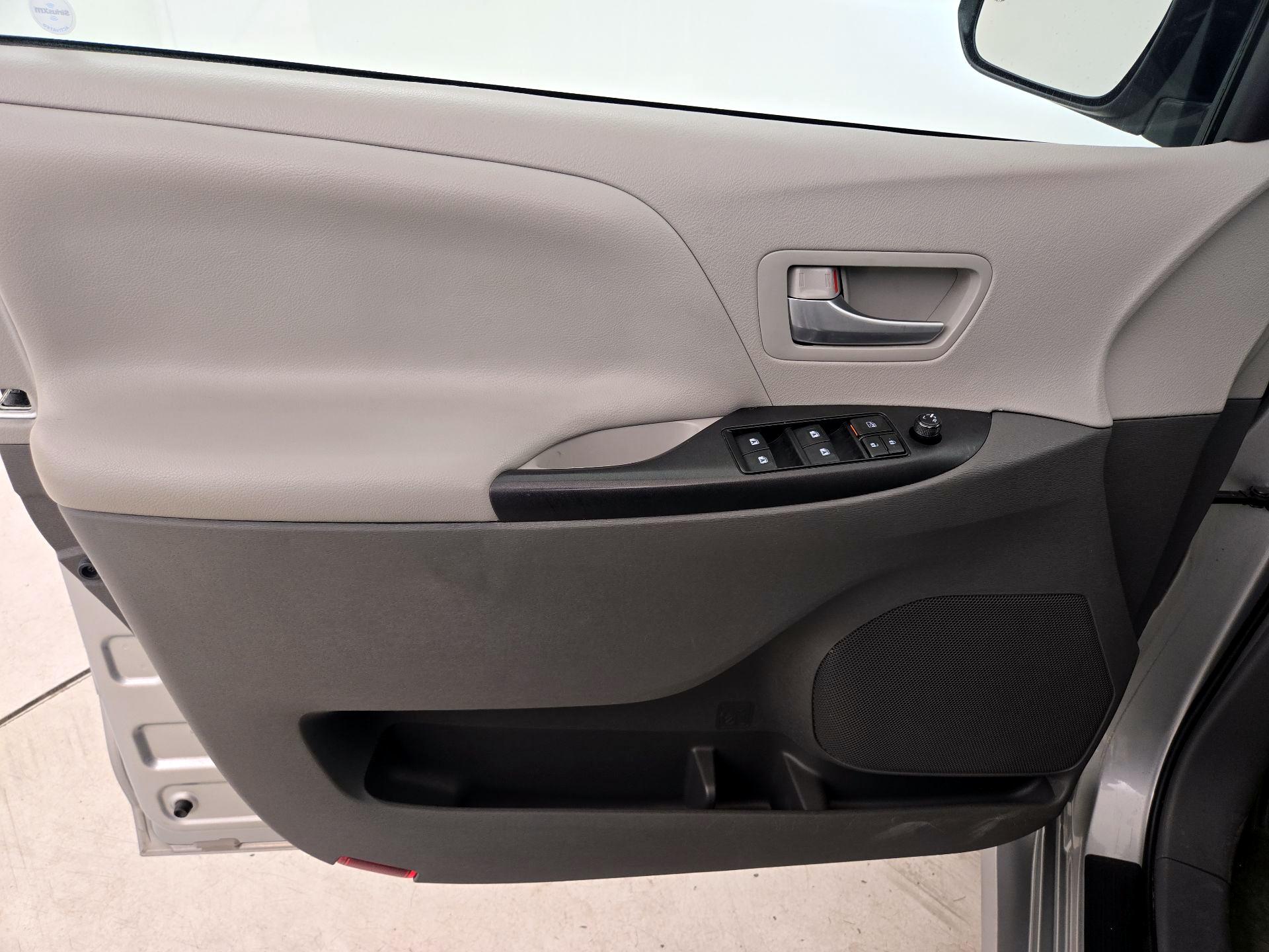 Thumbnail: 2019 Toyota Sienna - 12