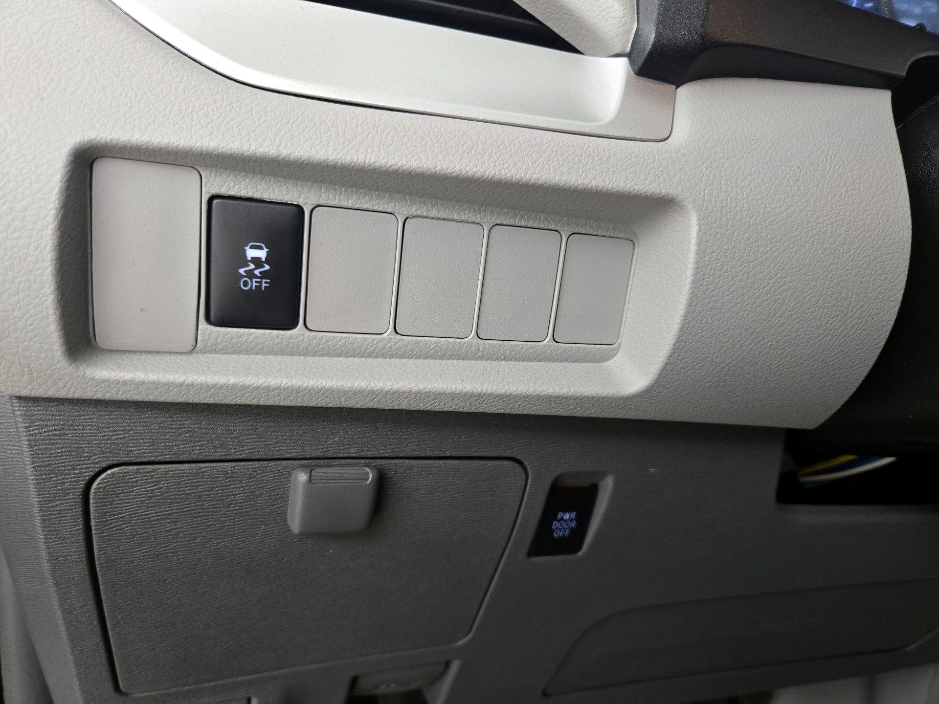 Thumbnail: 2019 Toyota Sienna - 13