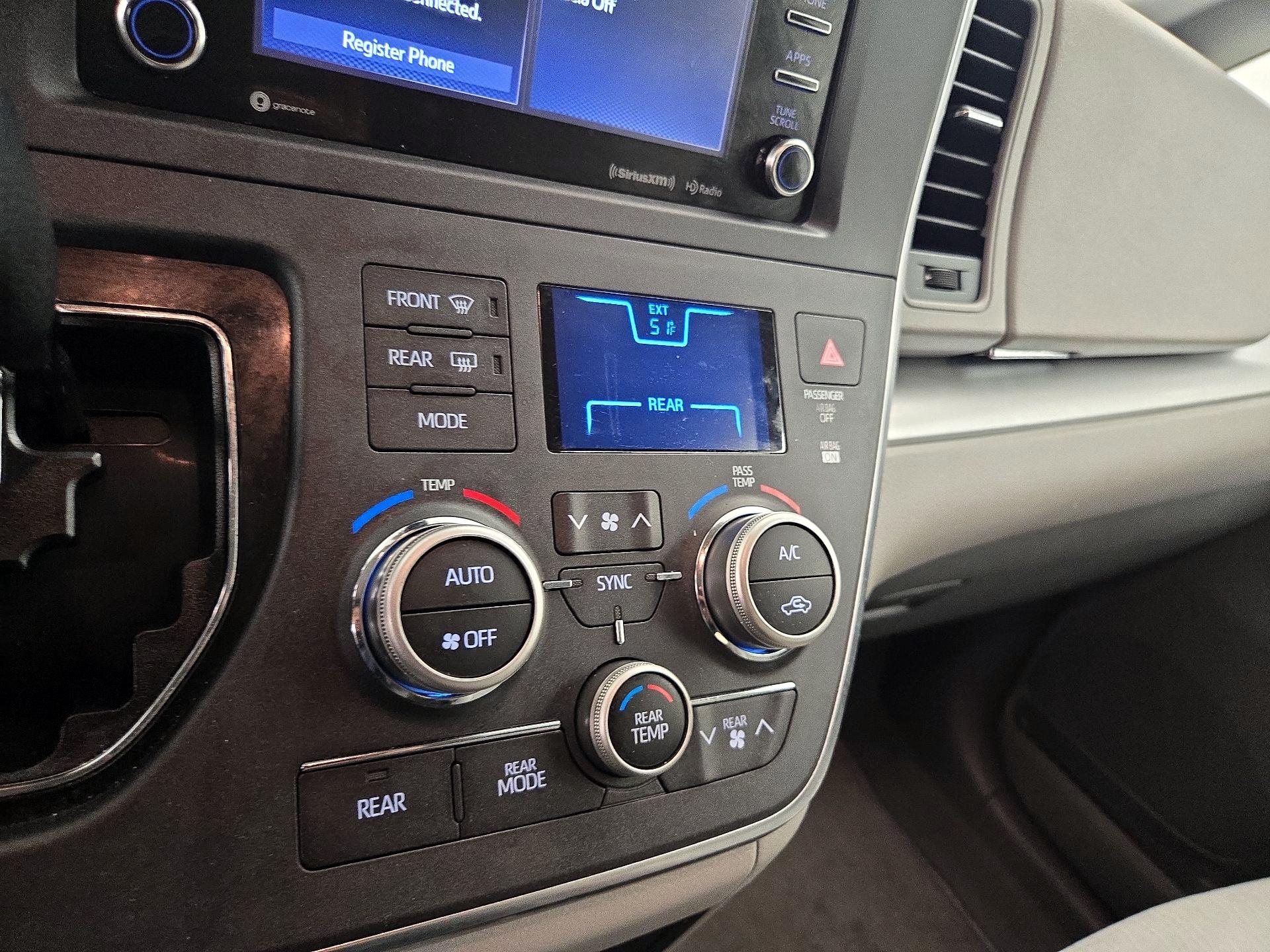 Thumbnail: 2019 Toyota Sienna - 16