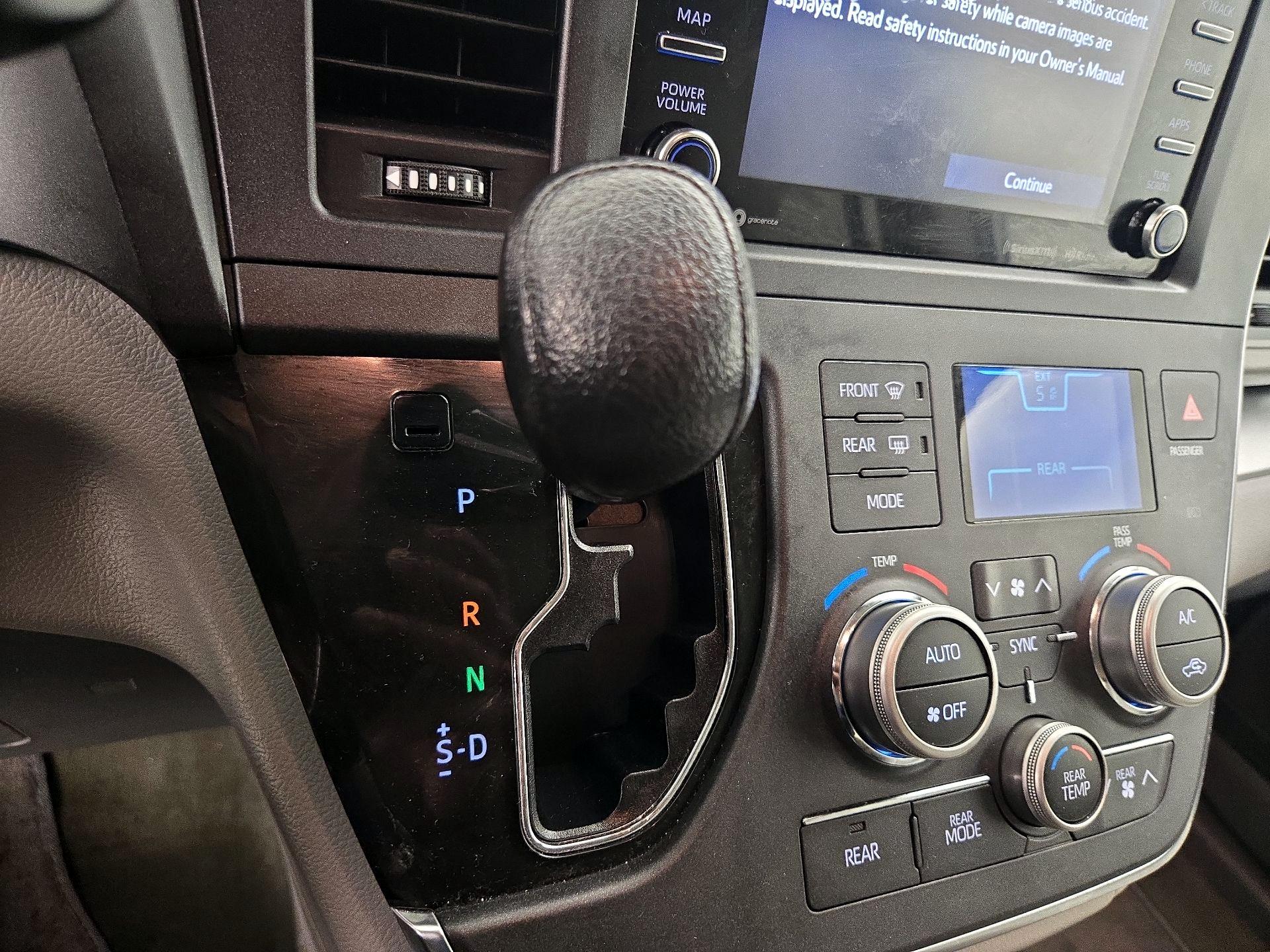 Thumbnail: 2019 Toyota Sienna - 17