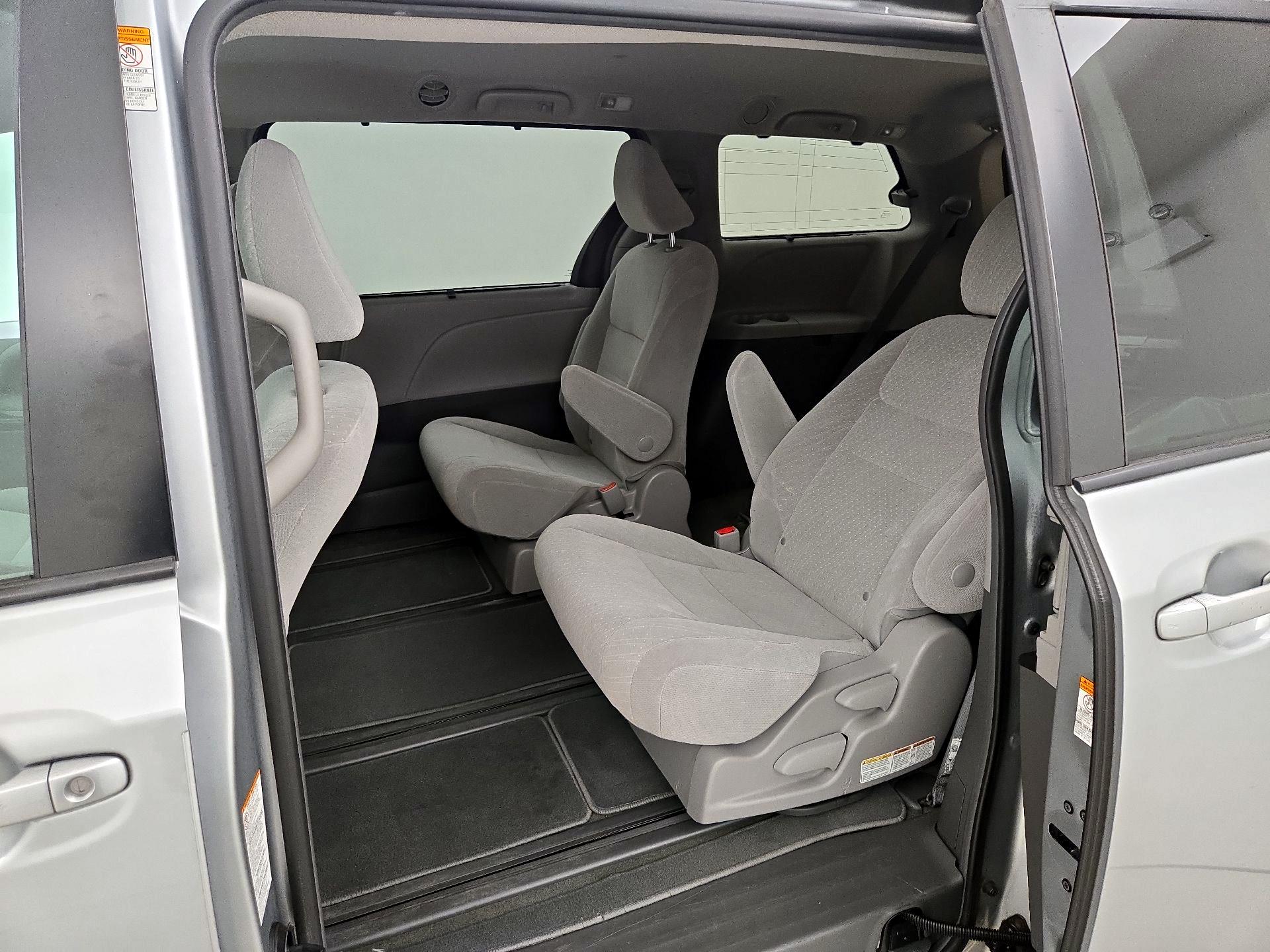 Thumbnail: 2019 Toyota Sienna - 19