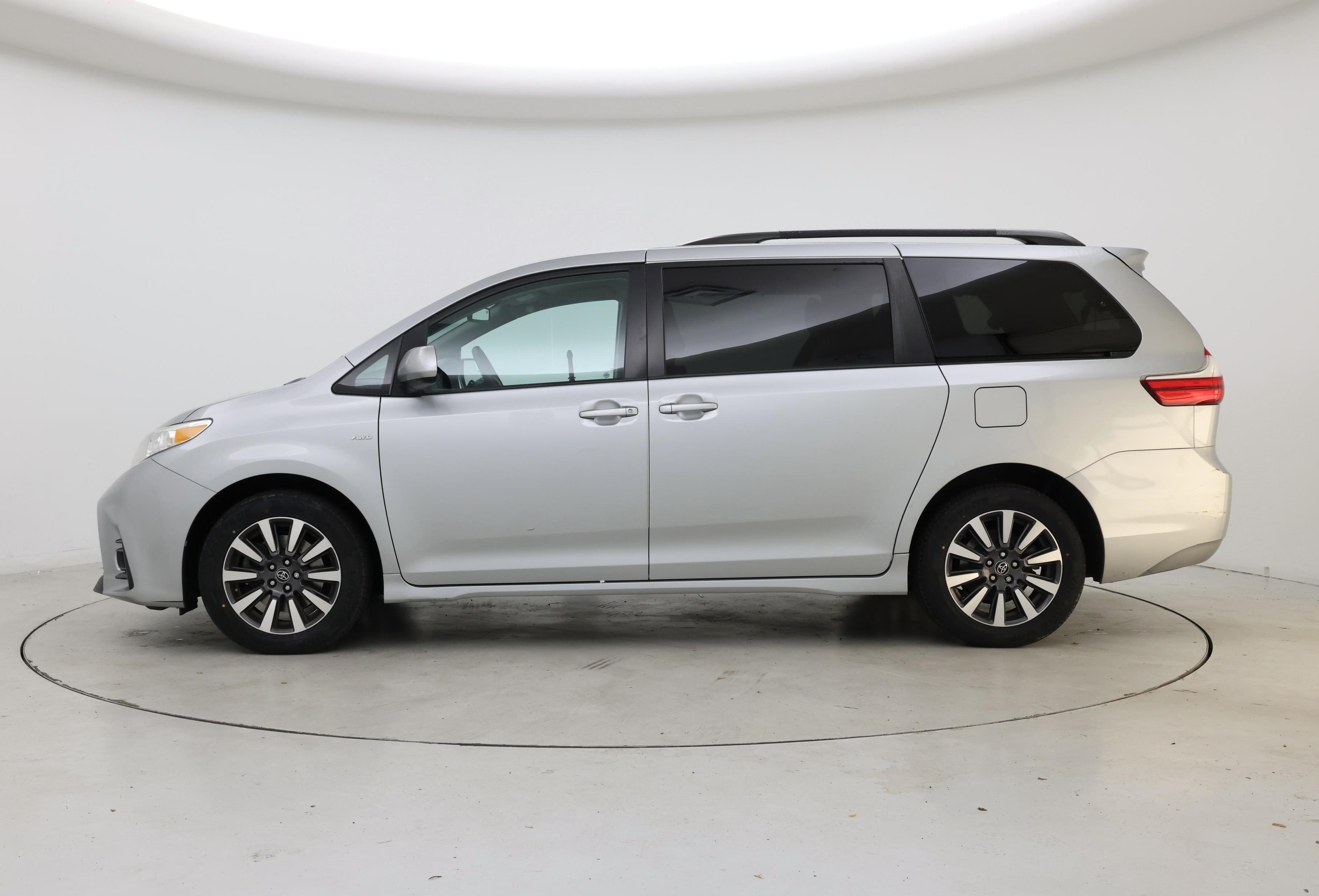 Thumbnail: 2019 Toyota Sienna - 3