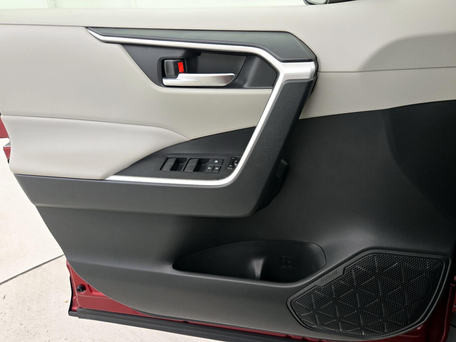 Thumbnail: 2019 Toyota RAV4 - 12