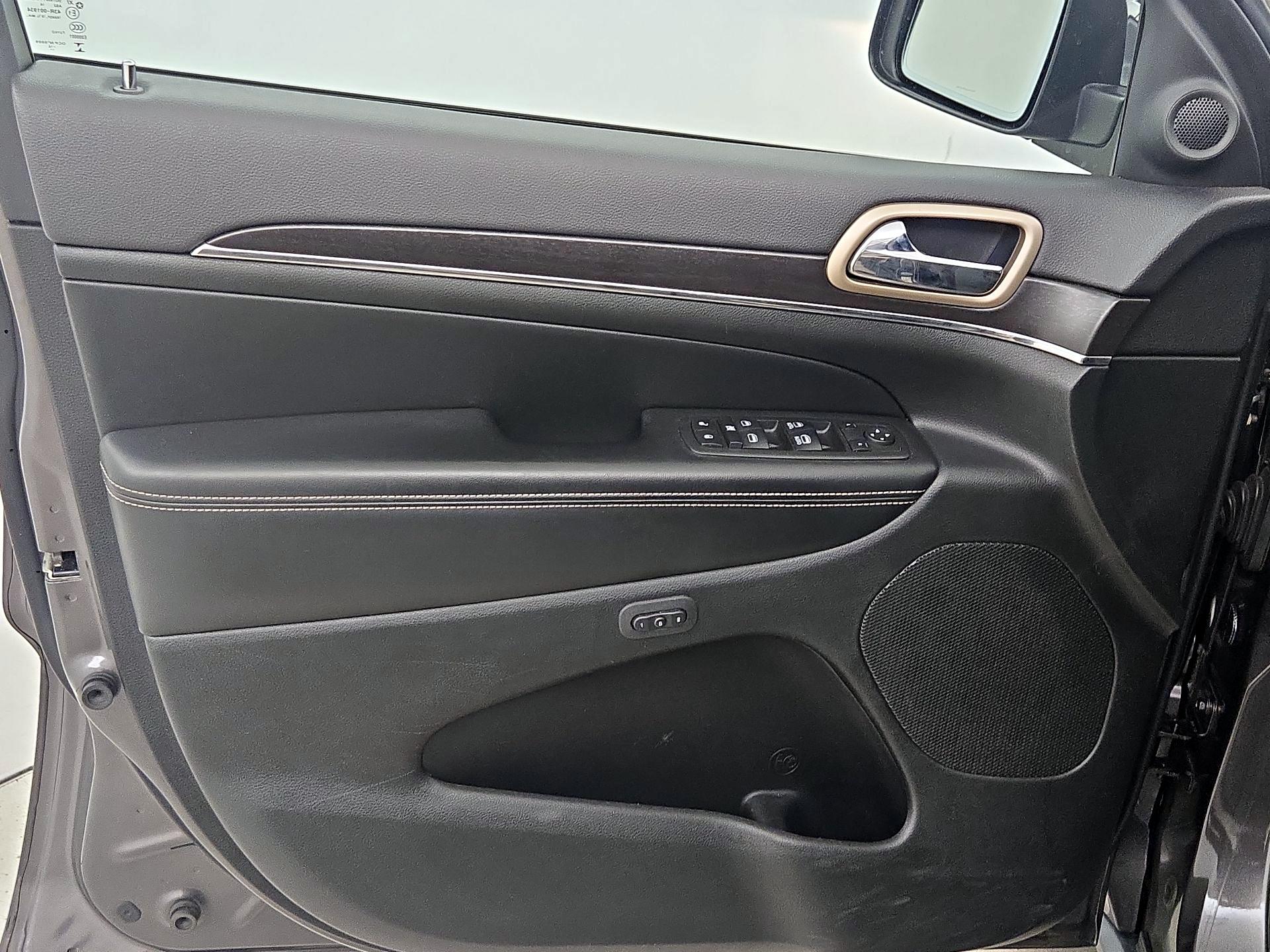 Thumbnail: 2015 Jeep Grand Cherokee - 12