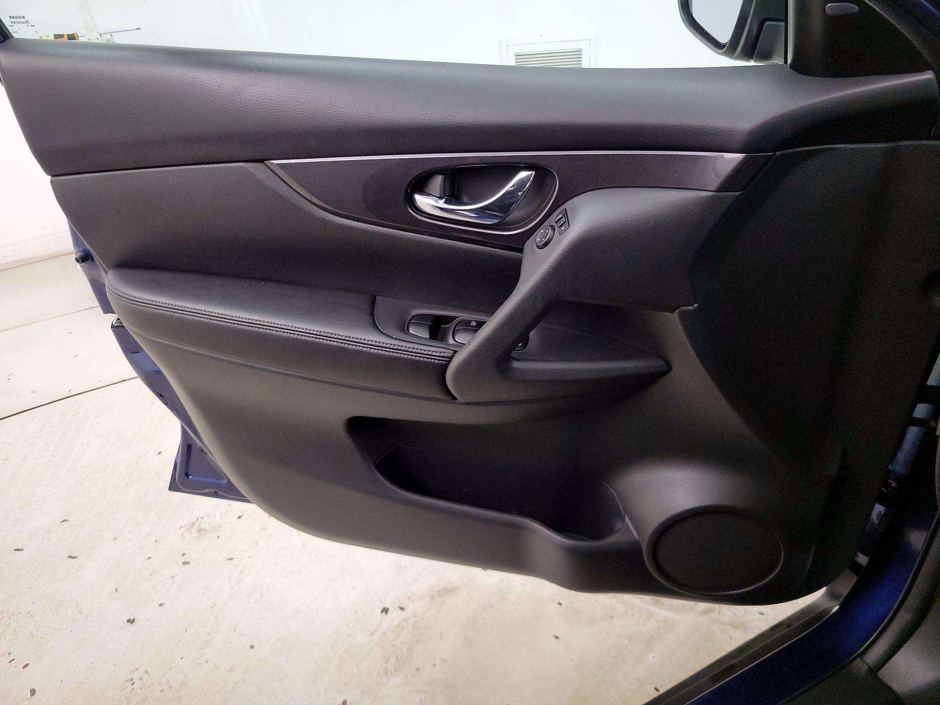 Thumbnail: 2018 Nissan Rogue - 12