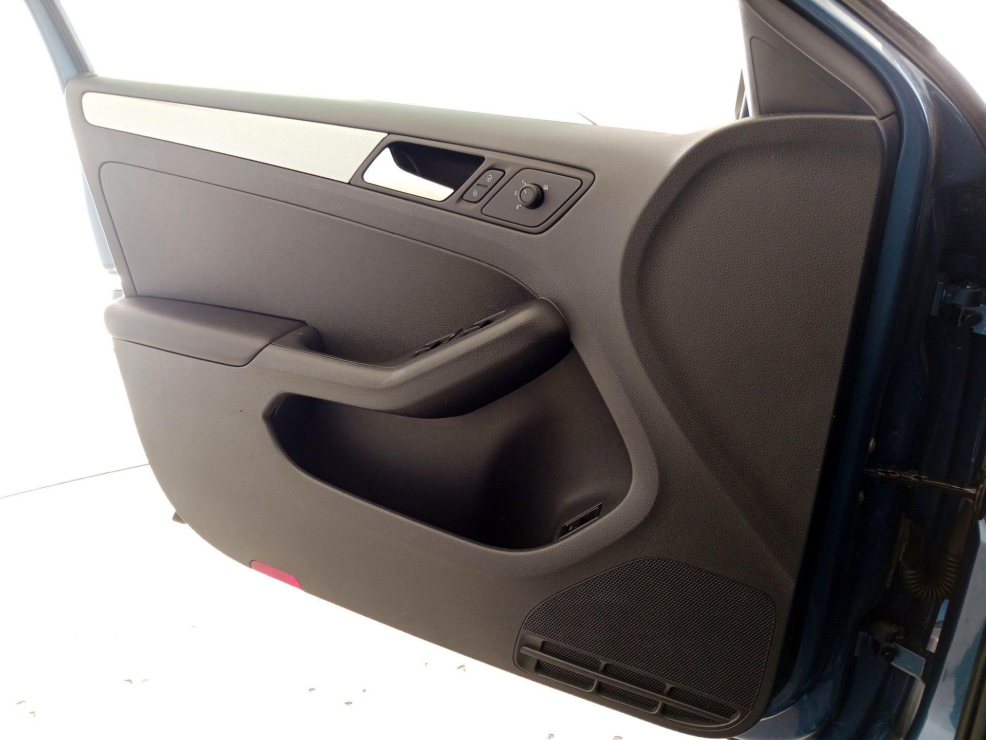 Thumbnail: 2015 Volkswagen Jetta - 12