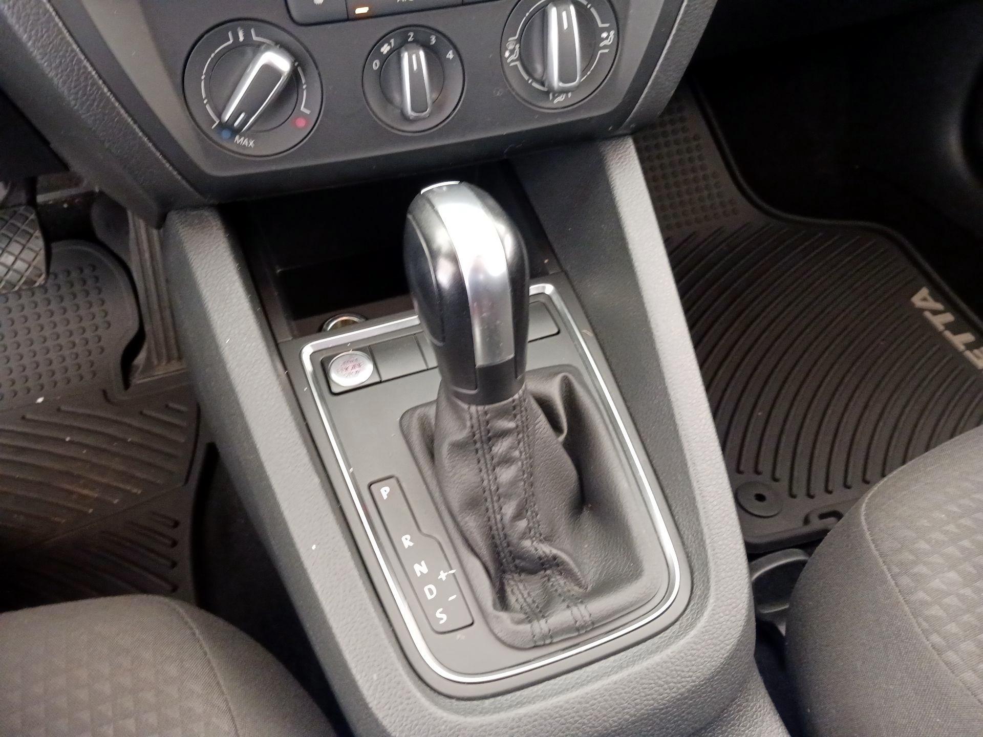 Thumbnail: 2015 Volkswagen Jetta - 16