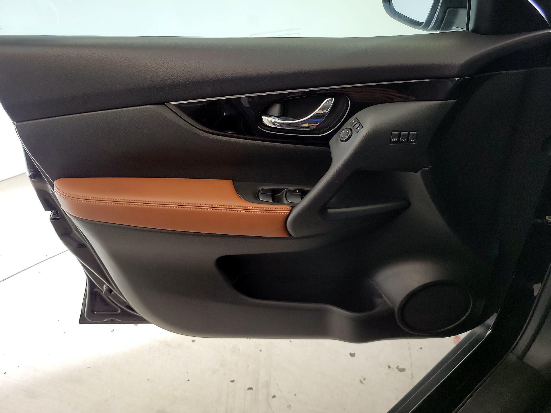 Thumbnail: 2017 Nissan Rogue - 12