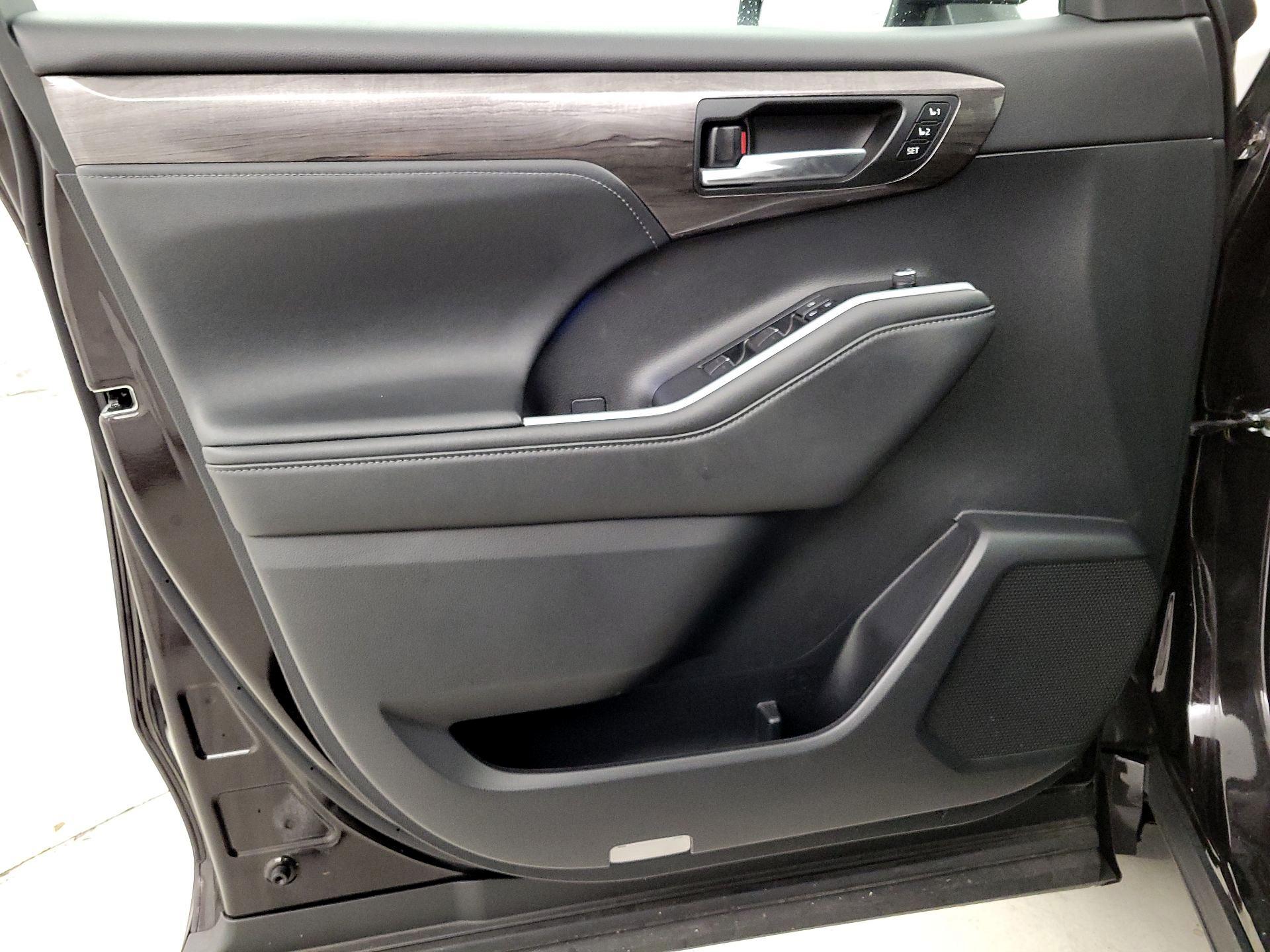 Thumbnail: 2021 Toyota Highlander - 12