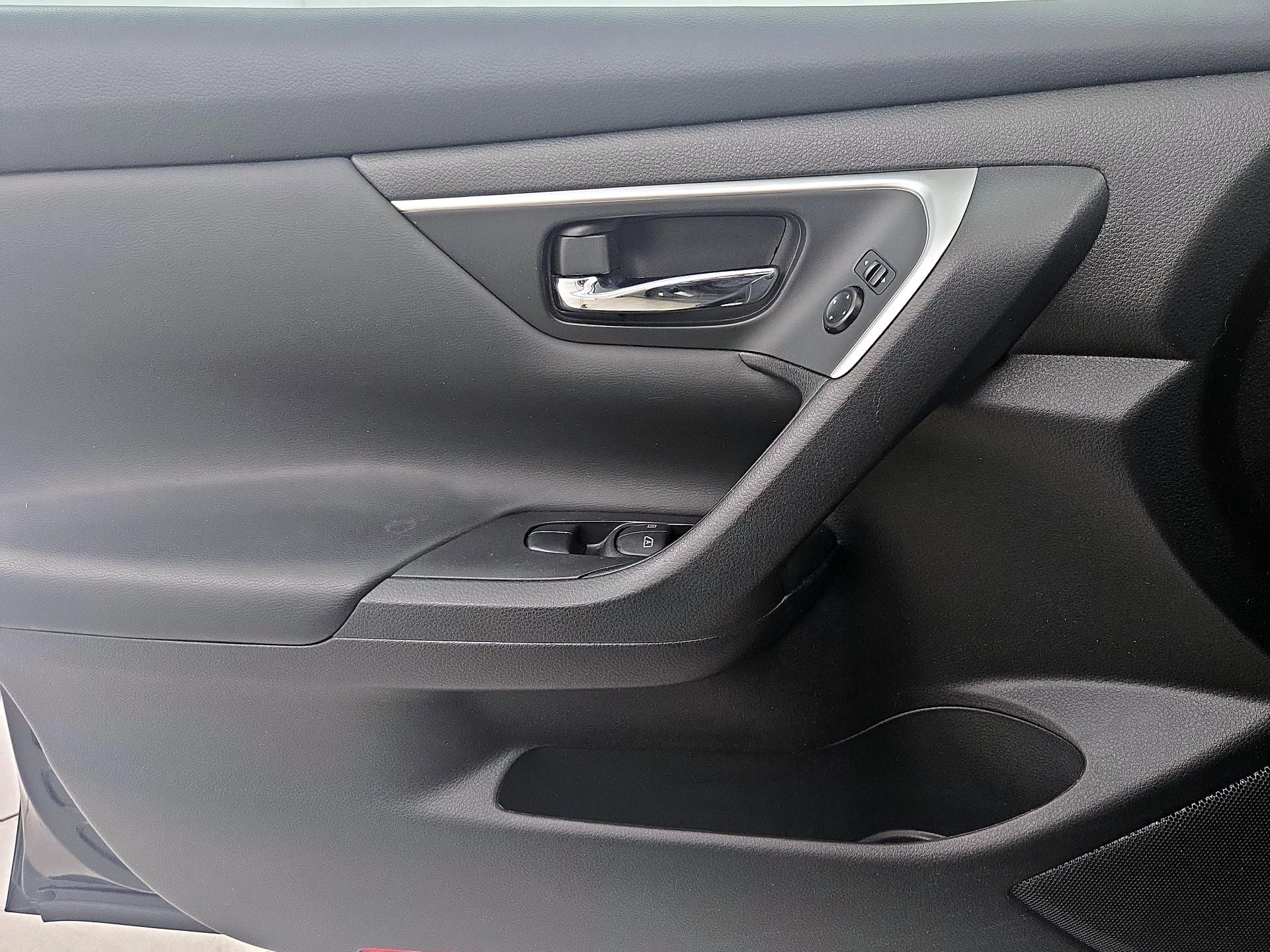 Thumbnail: 2016 Nissan Altima - 12