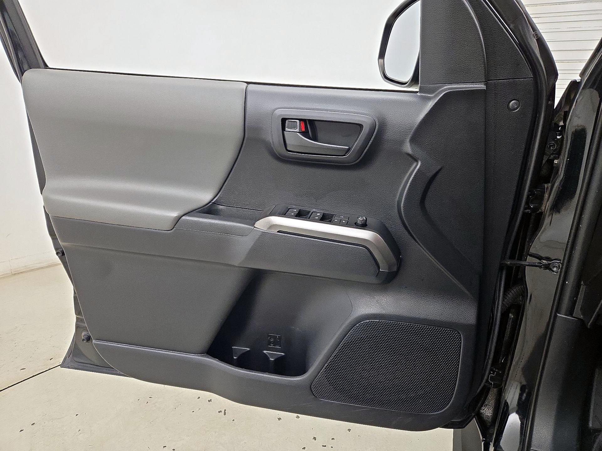 Thumbnail: 2019 Toyota Tacoma - 12