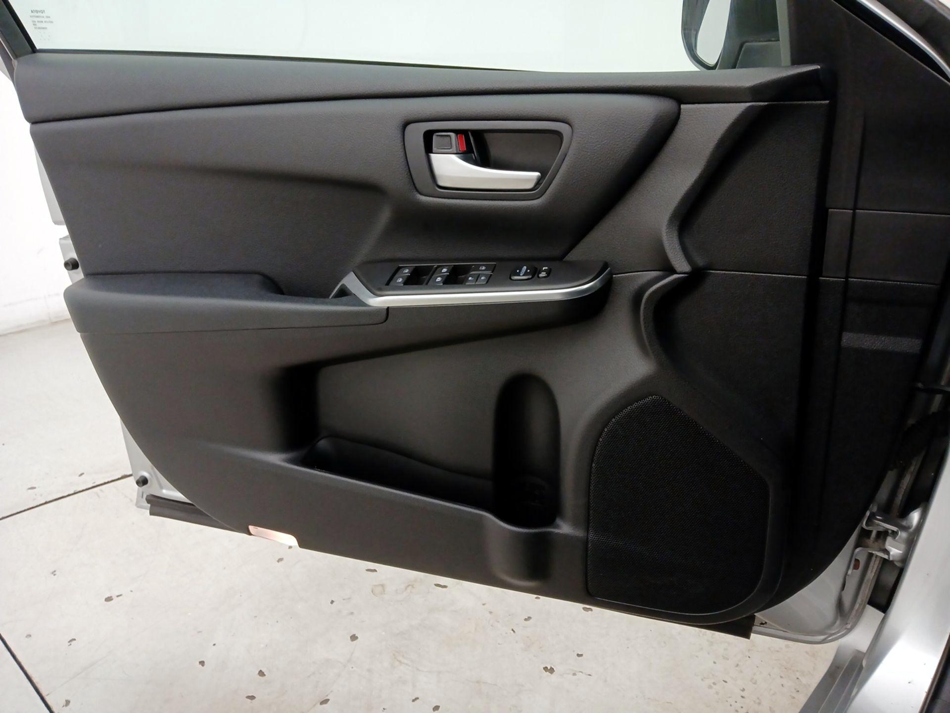 Thumbnail: 2017 Toyota Camry - 12