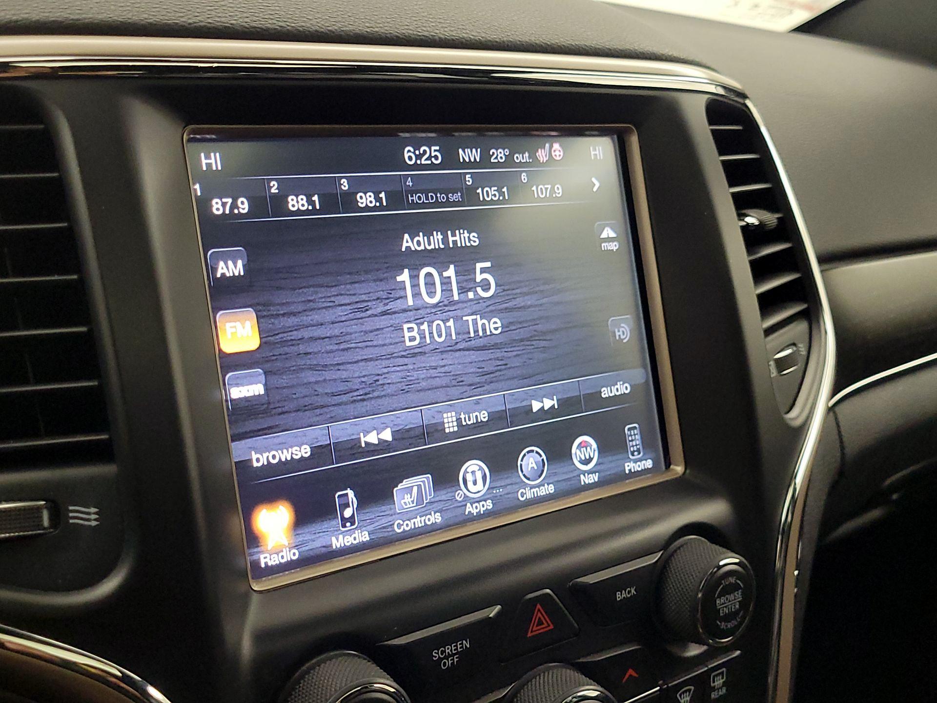 Thumbnail: 2017 Jeep Grand Cherokee - 16