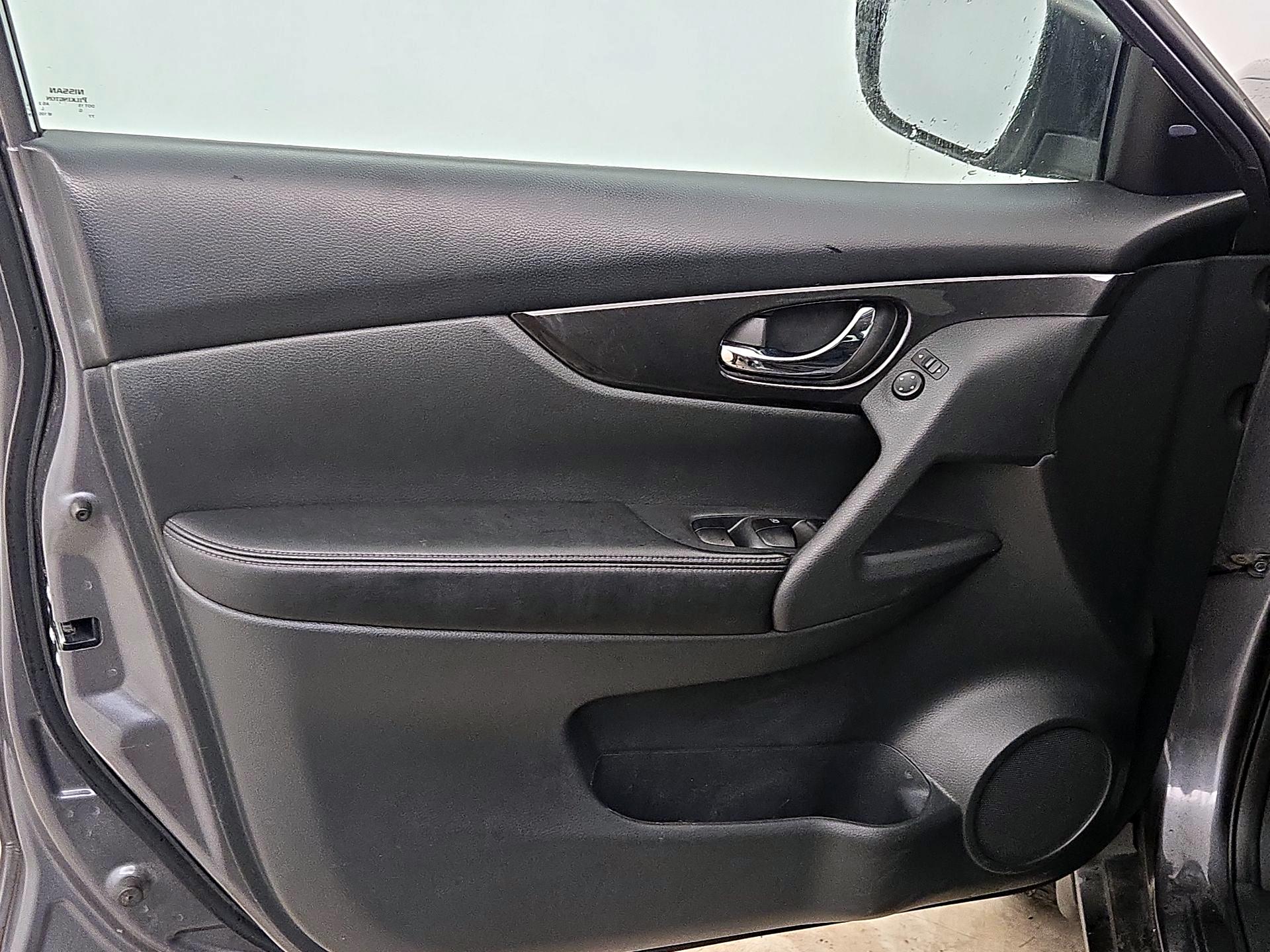 Thumbnail: 2017 Nissan Rogue - 12