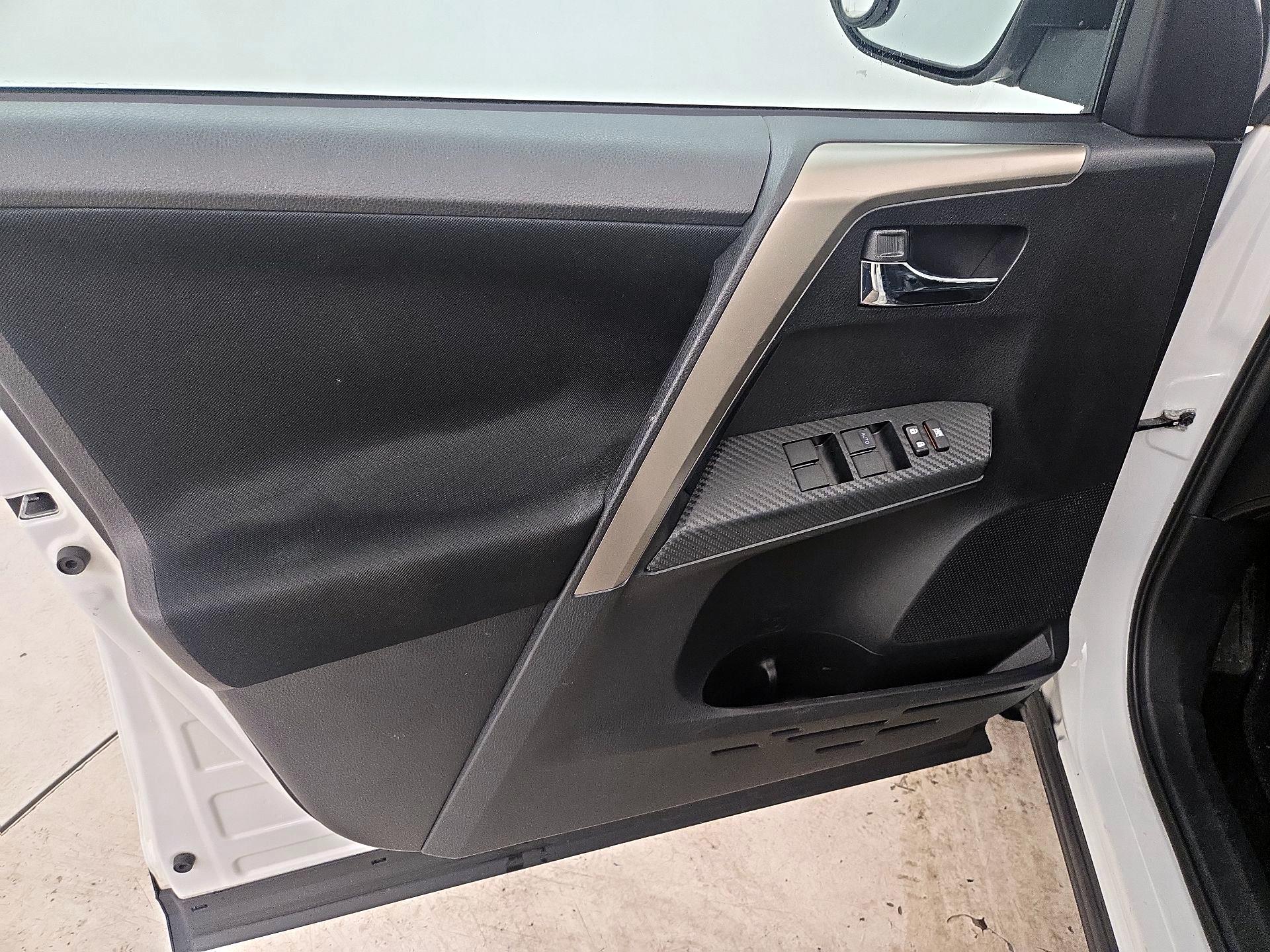 Thumbnail: 2015 Toyota RAV4 - 12