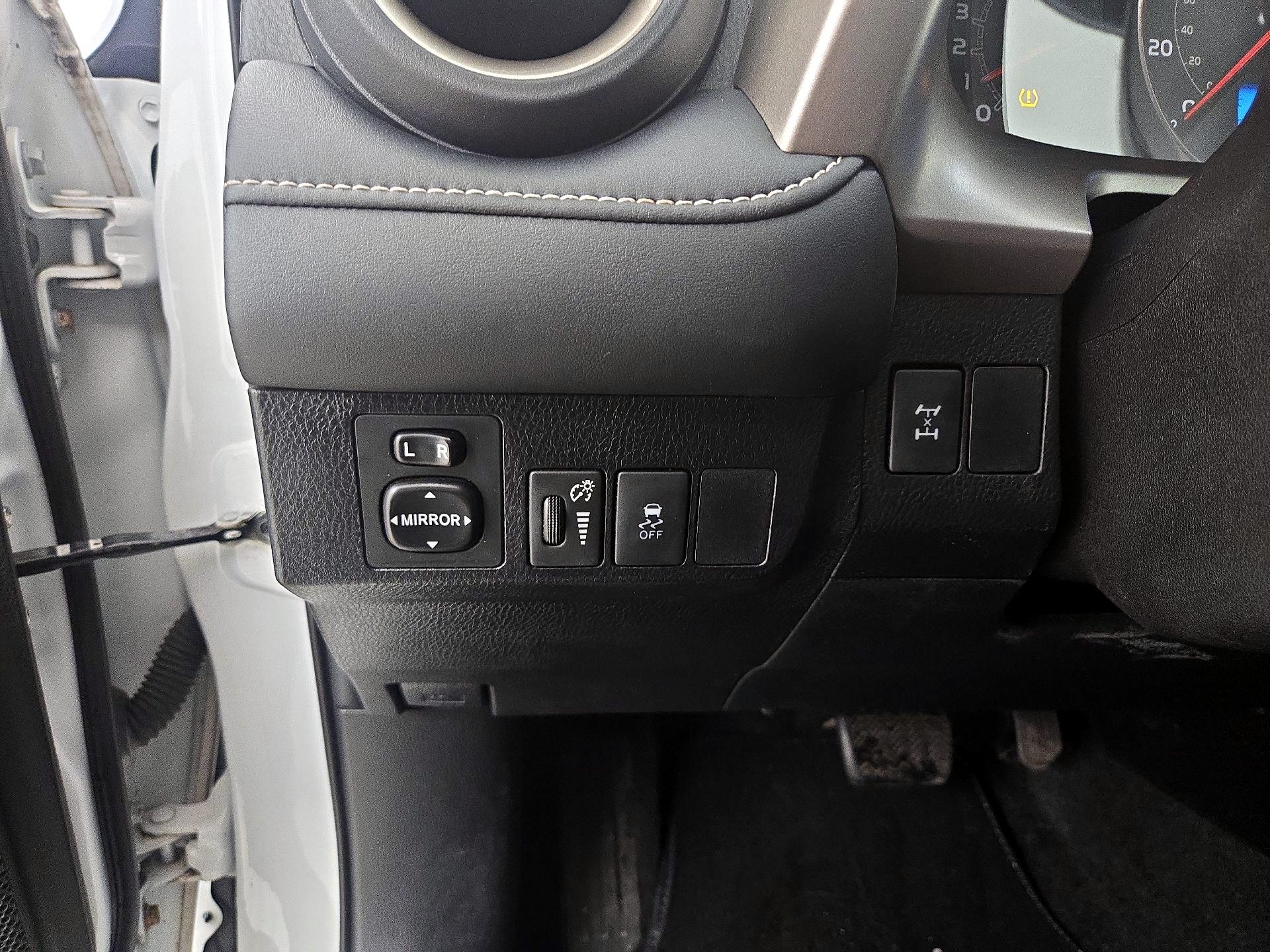 Thumbnail: 2015 Toyota RAV4 - 13