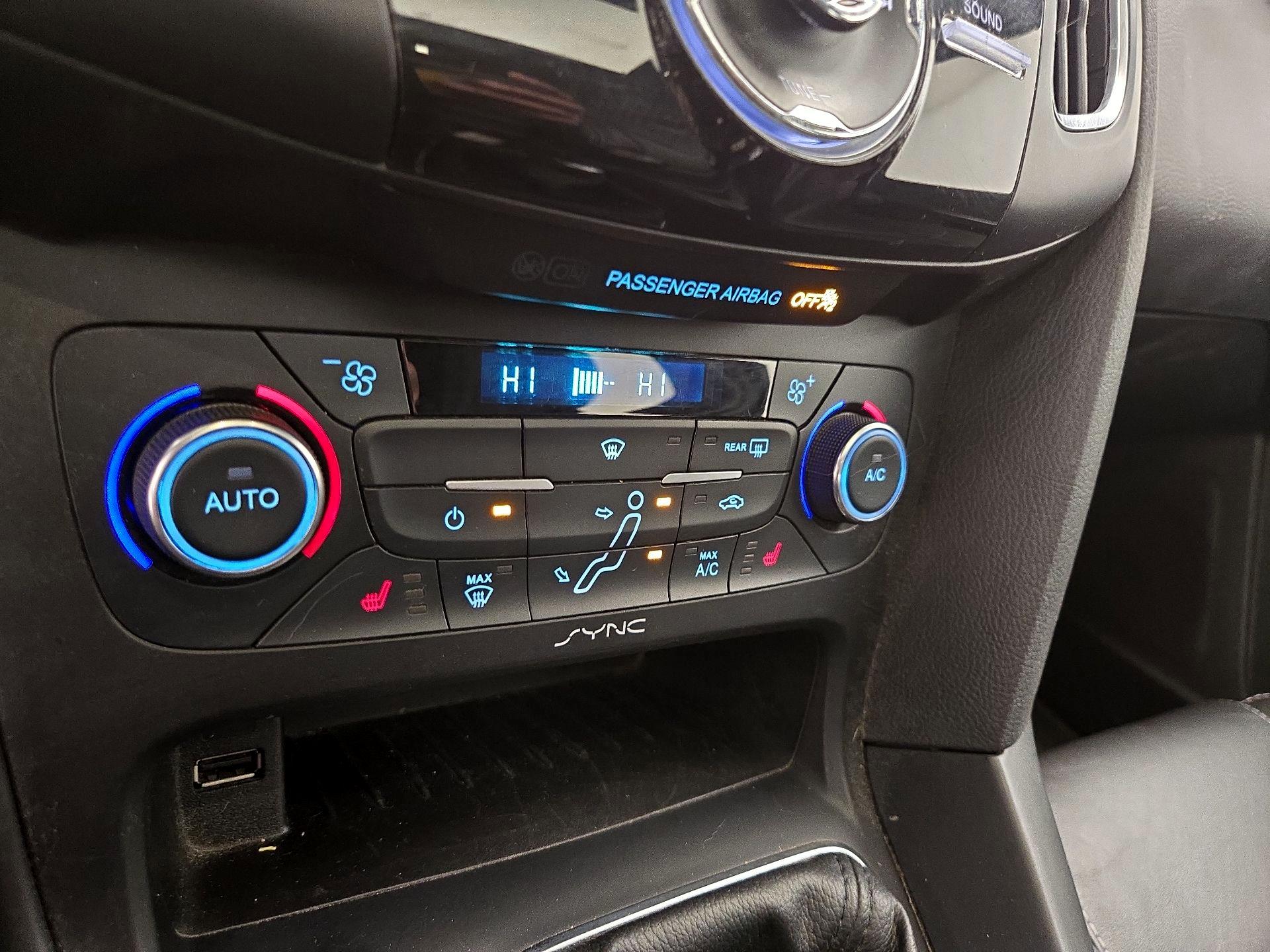 Thumbnail: 2015 Ford Focus - 16