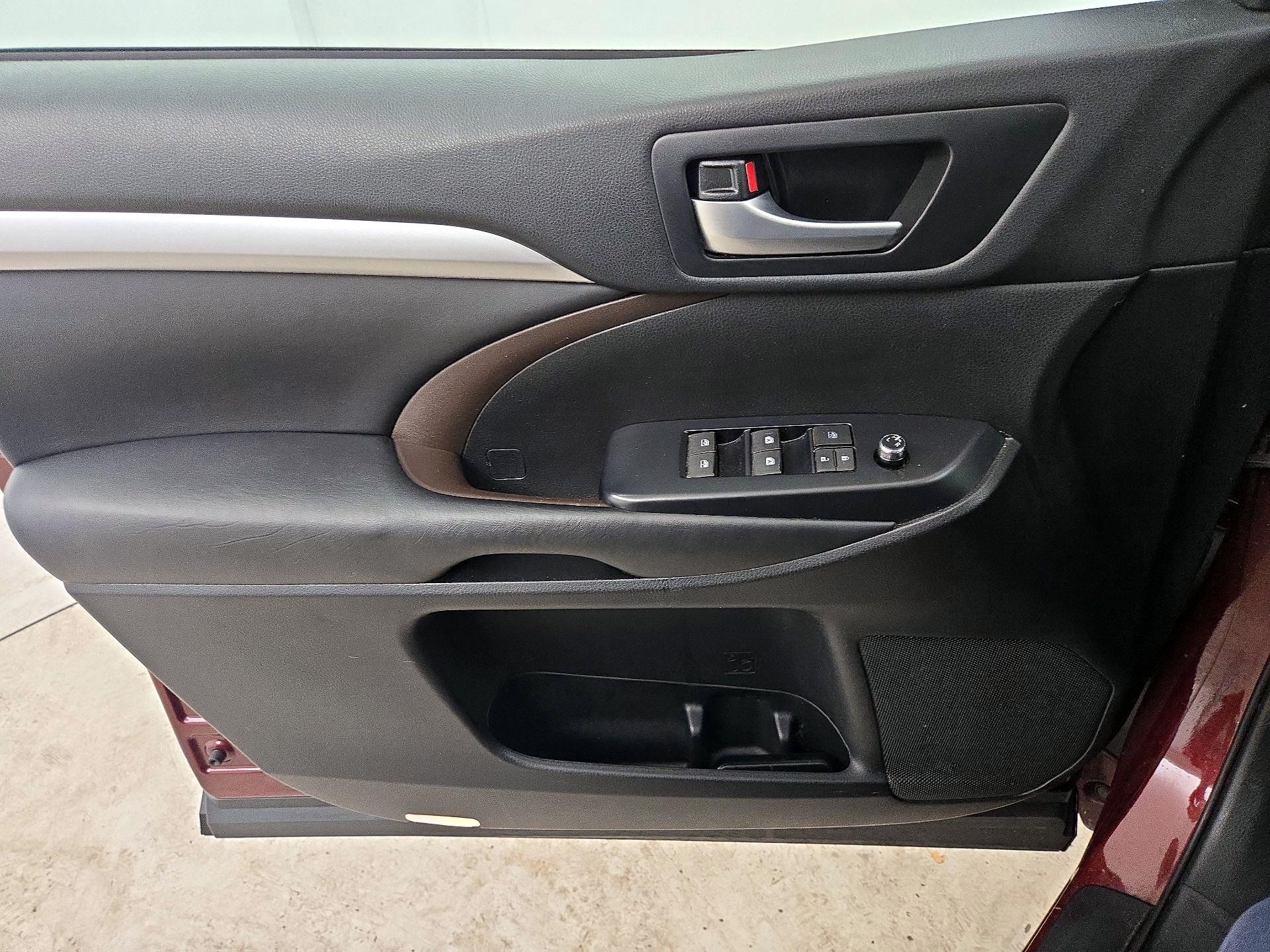 Thumbnail: 2018 Toyota Highlander - 12