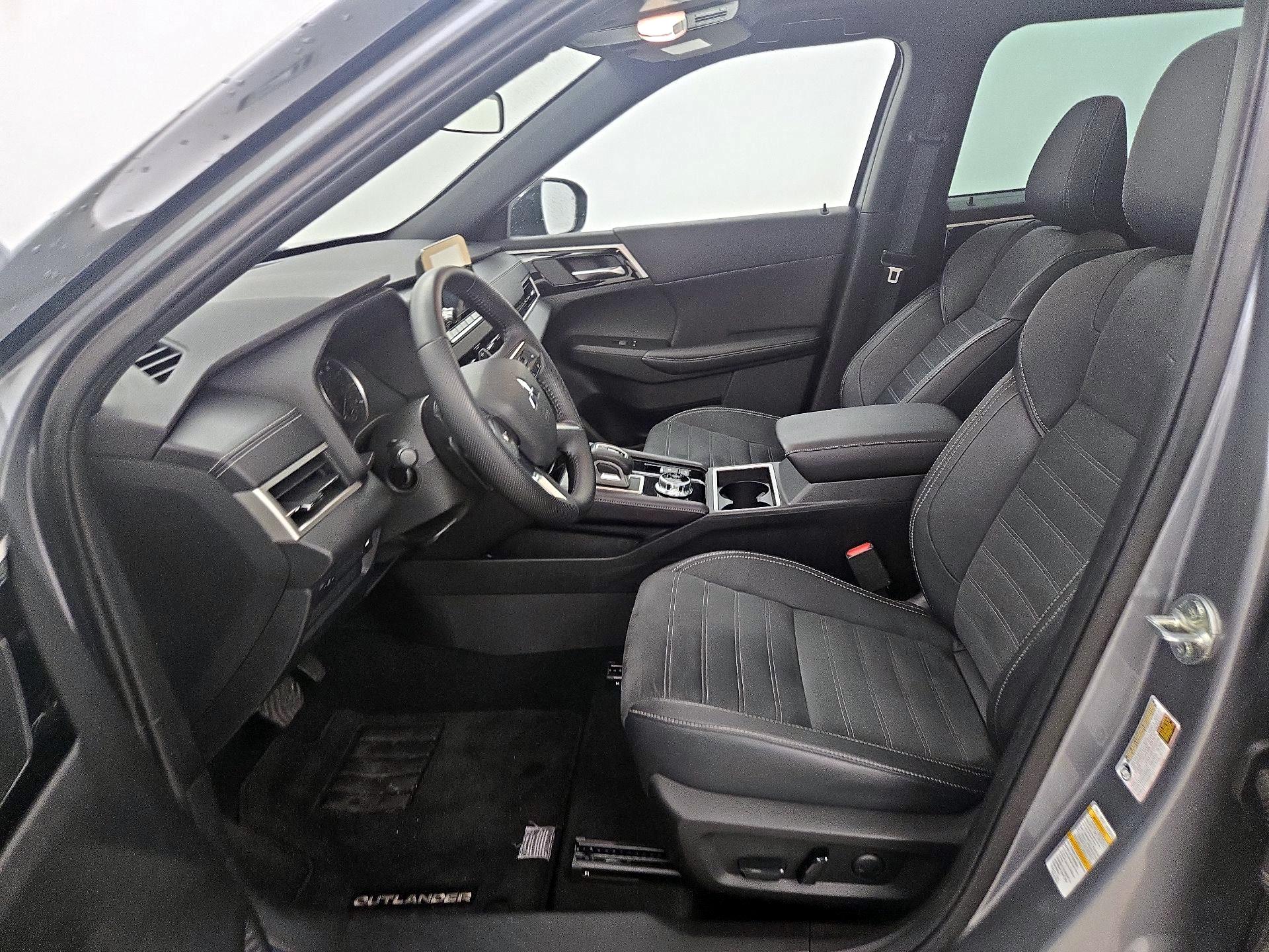 Thumbnail: 2022 Mitsubishi Outlander - 11