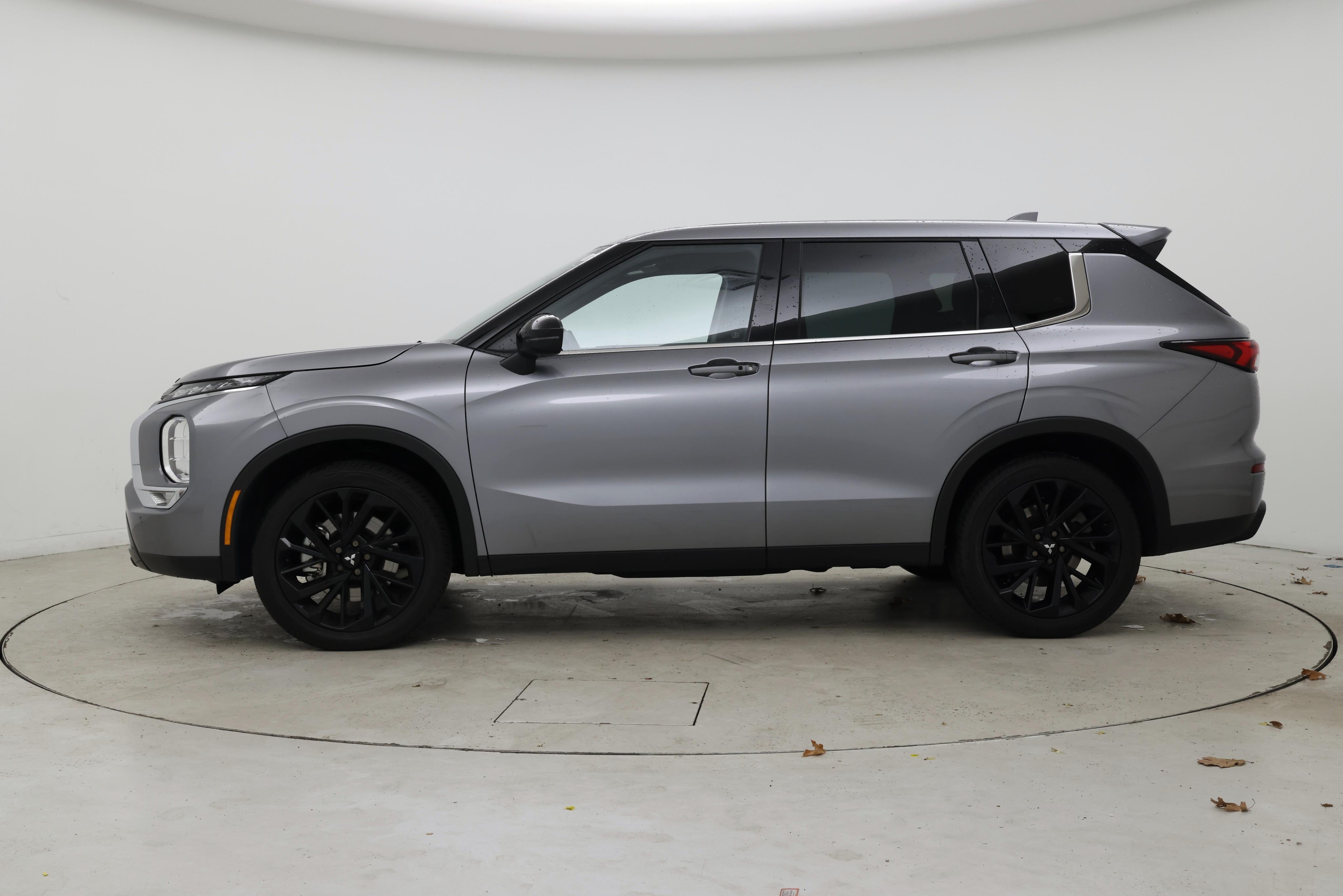 Thumbnail: 2022 Mitsubishi Outlander - 3