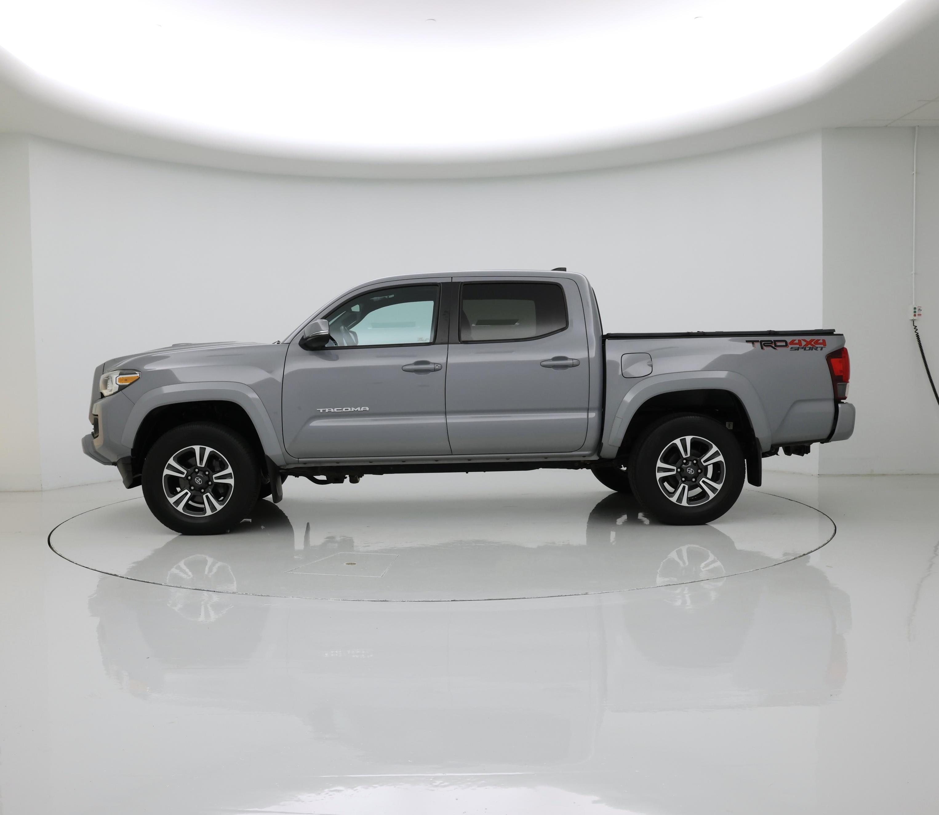 Thumbnail: 2019 Toyota Tacoma - 3