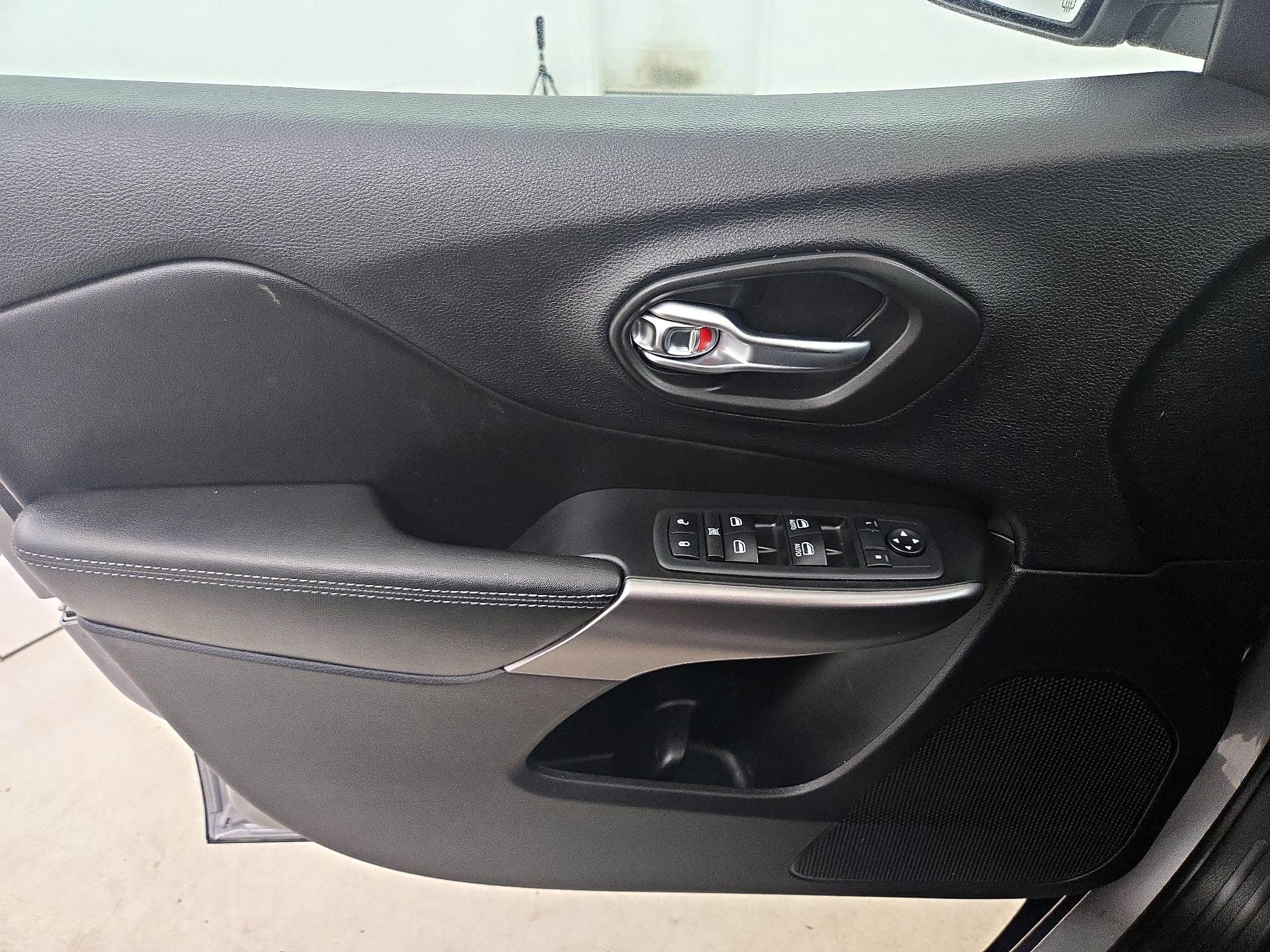 Thumbnail: 2020 Jeep Cherokee - 12