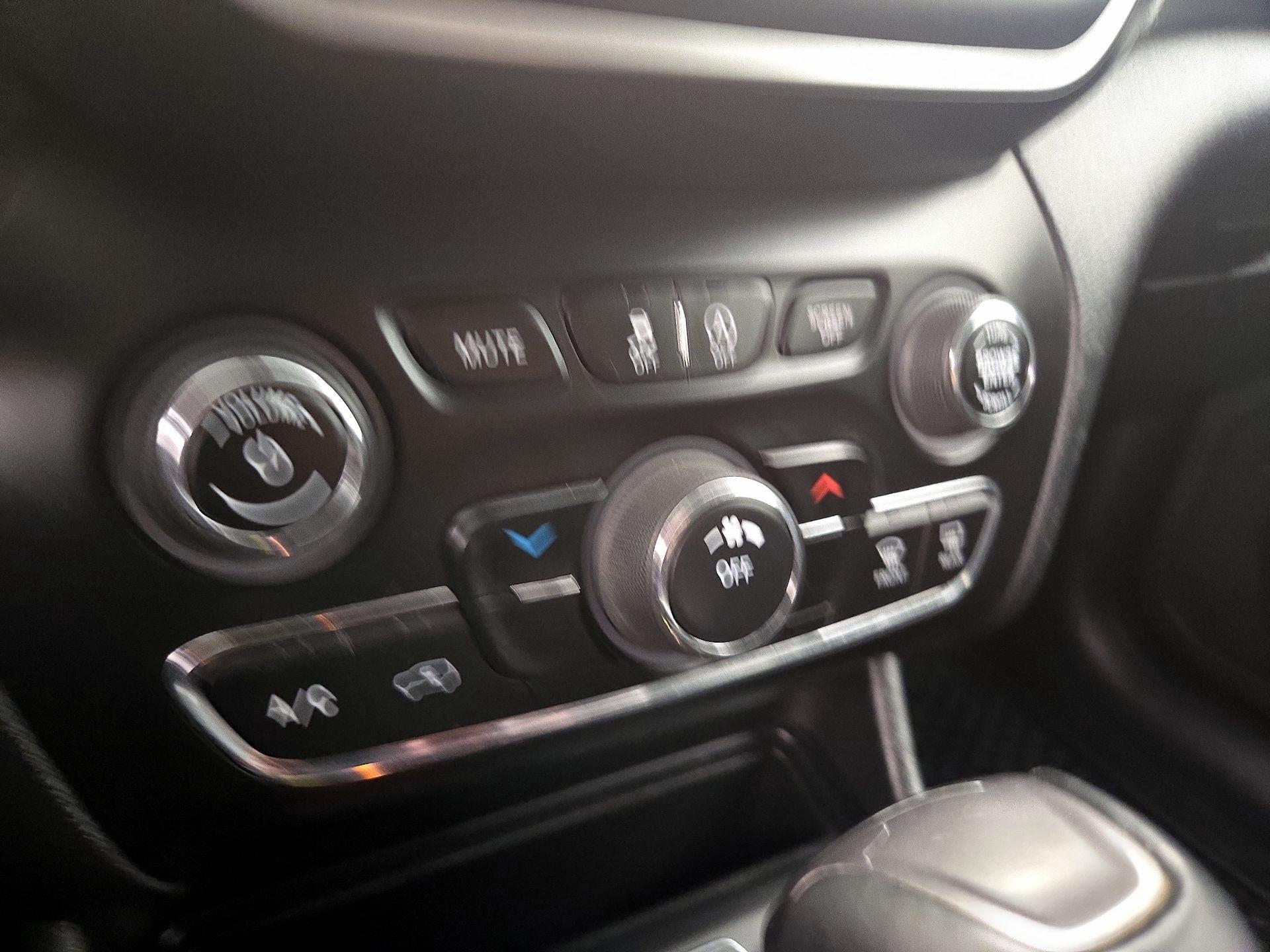 Thumbnail: 2020 Jeep Cherokee - 16