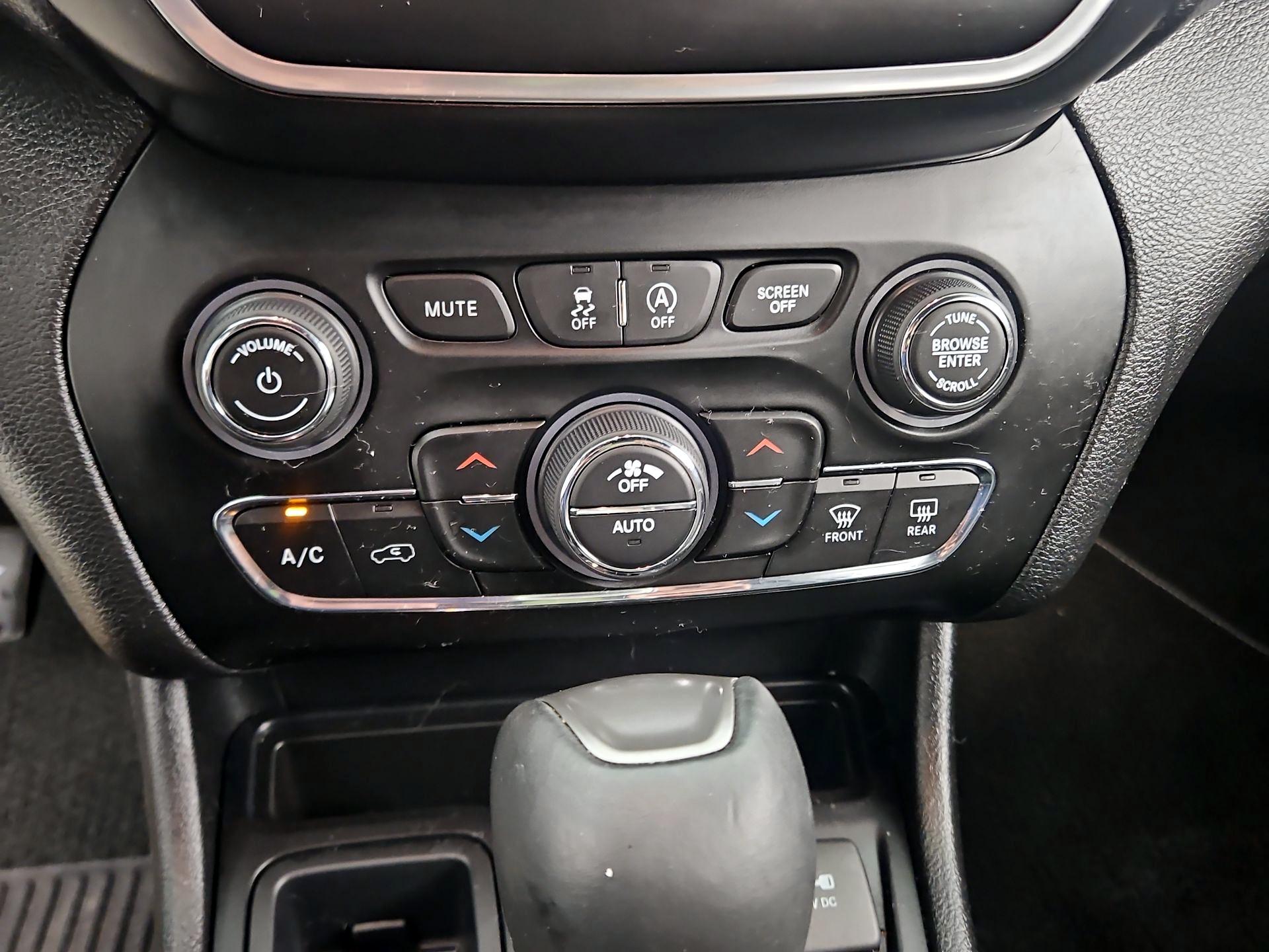 Thumbnail: 2021 Jeep Cherokee - 16