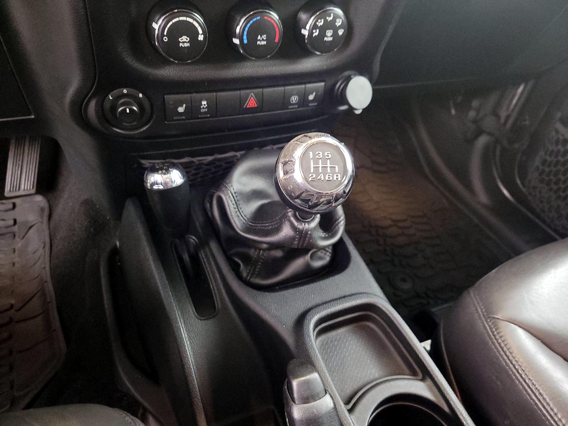 Thumbnail: 2016 Jeep Wrangler - 16