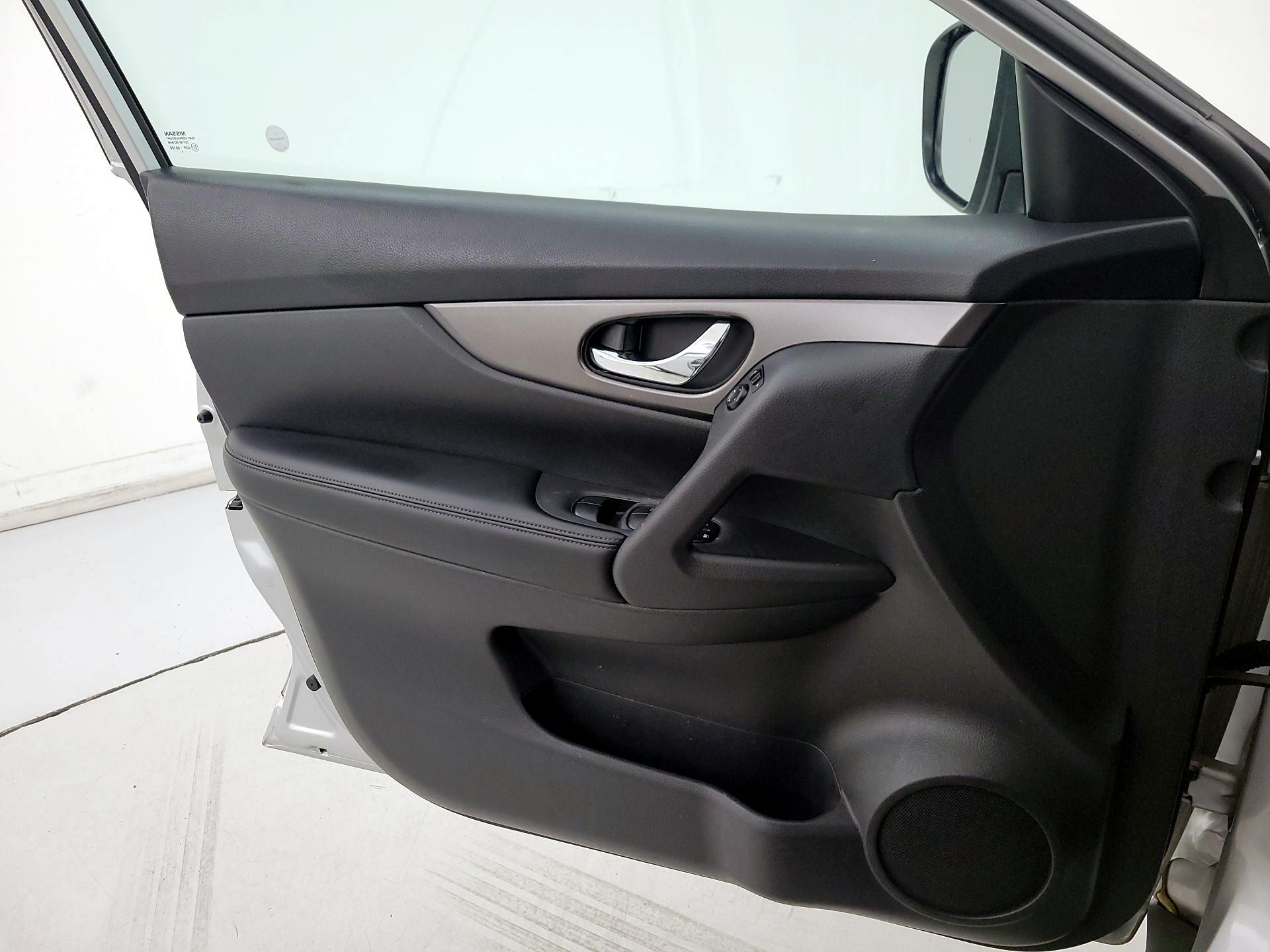 Thumbnail: 2016 Nissan Rogue - 12