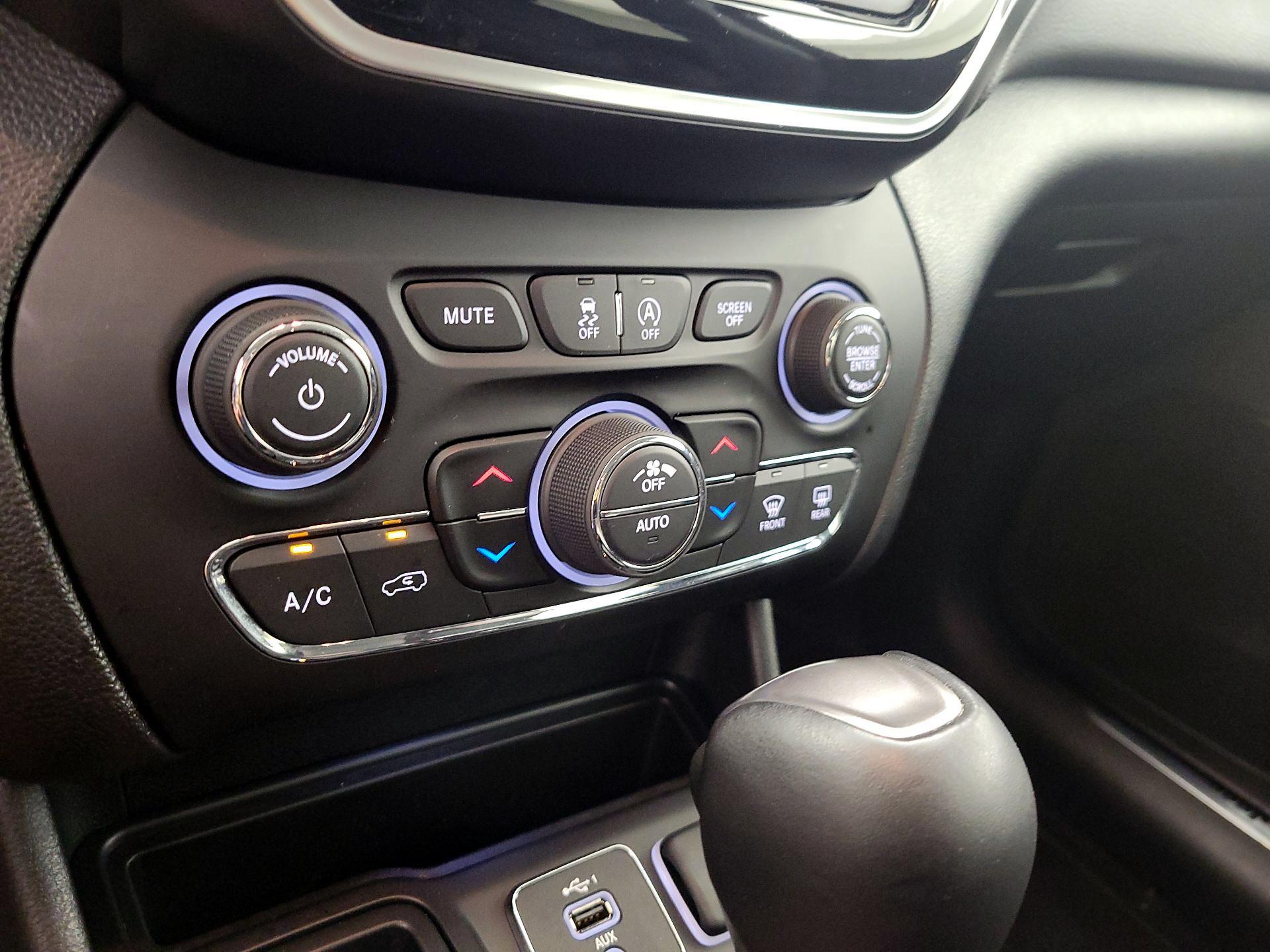 Thumbnail: 2019 Jeep Cherokee - 16