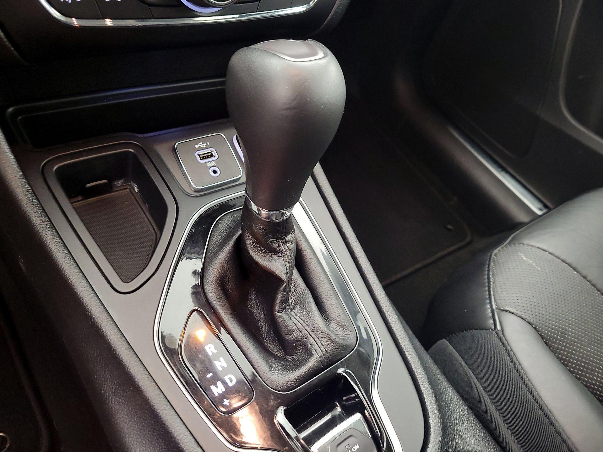 Thumbnail: 2019 Jeep Cherokee - 17