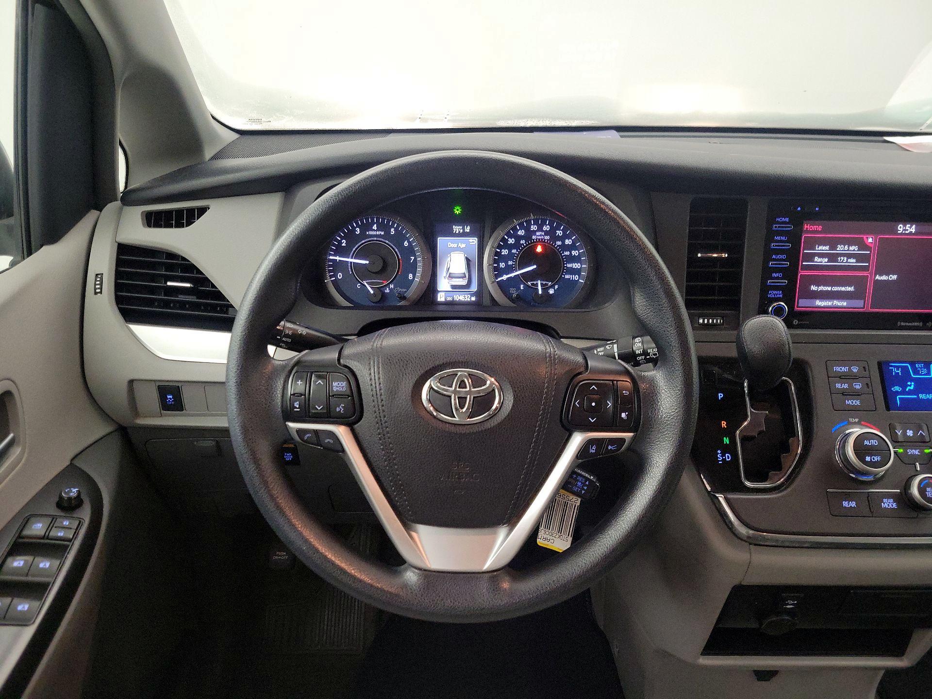 Thumbnail: 2018 Toyota Sienna - 10