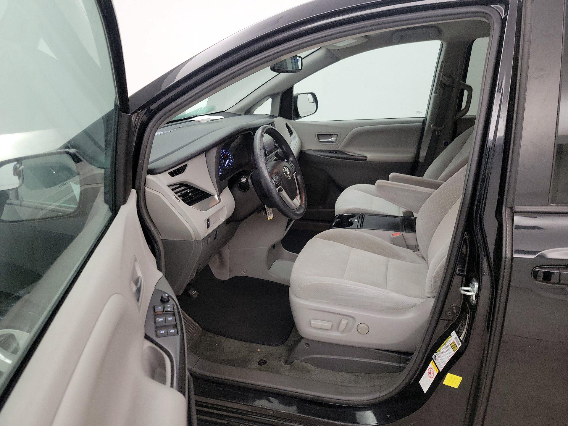 Thumbnail: 2018 Toyota Sienna - 11