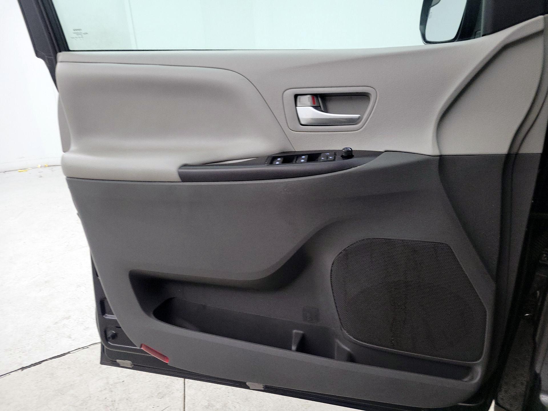 Thumbnail: 2018 Toyota Sienna - 12