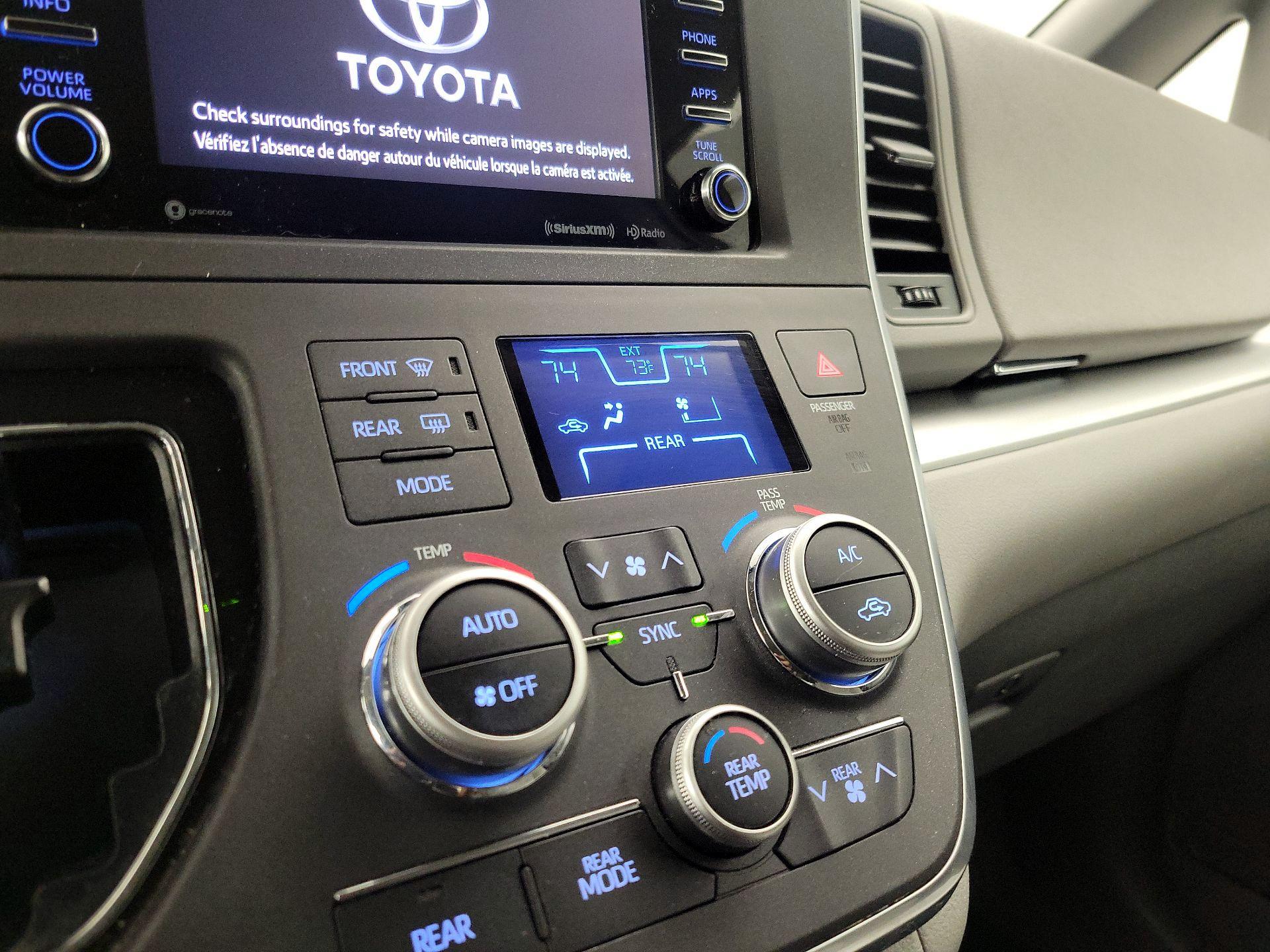 Thumbnail: 2018 Toyota Sienna - 16